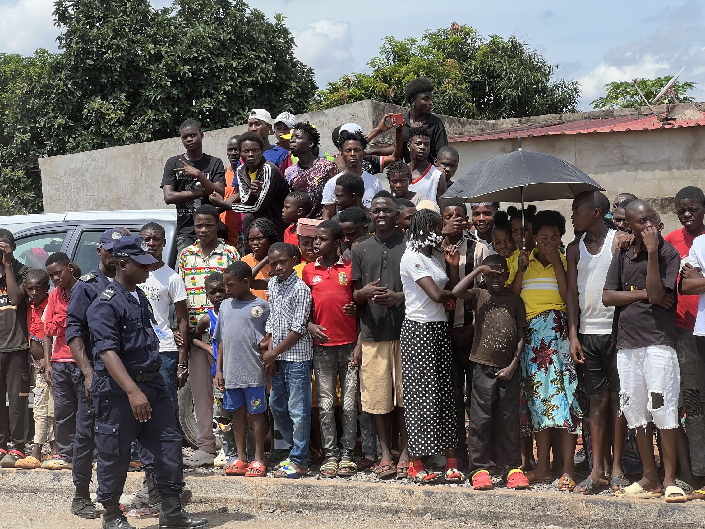 La gente in attesa di papa Leone XIV a Saurimo, capoluogo della regione dell’Angola che esporta i gioielli nel mondo ma dove si vive in povertà estrema / AVVENIRE