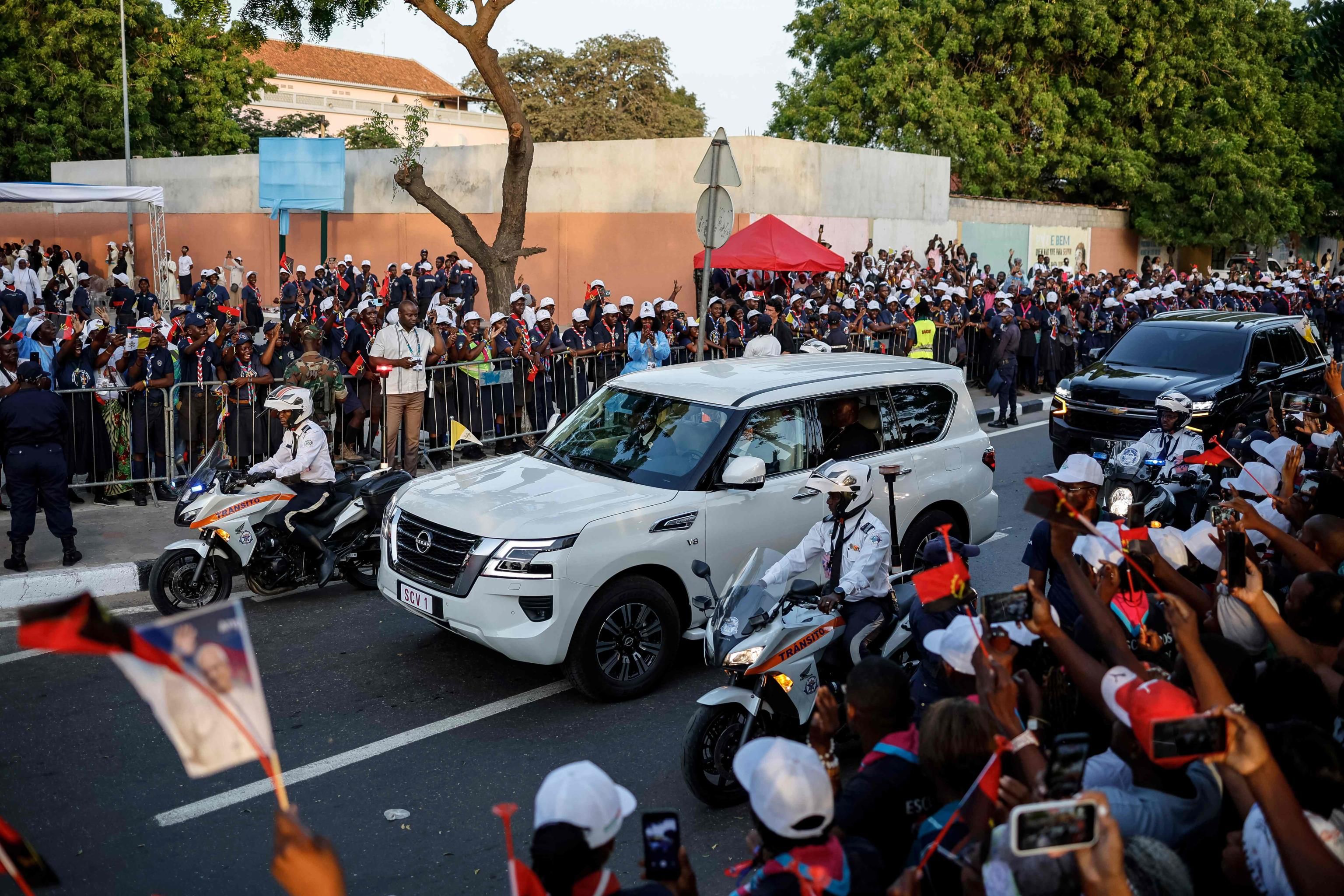 La folla lungo le strade di Luanda, capitale dell'Angola, al passaggio dell'auto del Papa / AFP