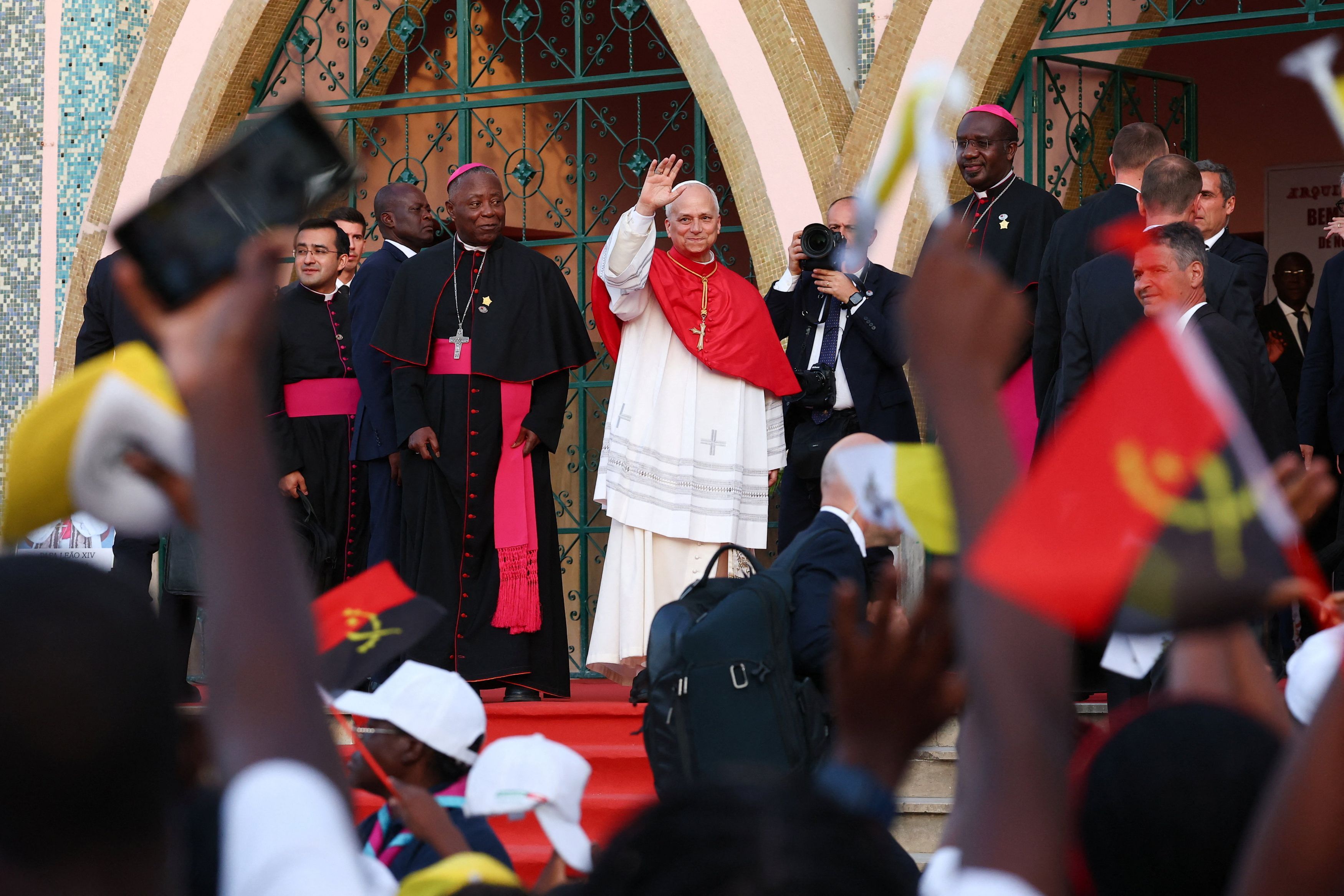 Il Papa saluta la folla dal sagrato della parrocchia di Nostra Signora di Fatima, a Luanda in Angola, dove incontra la comunità cattolica / REUTERS
