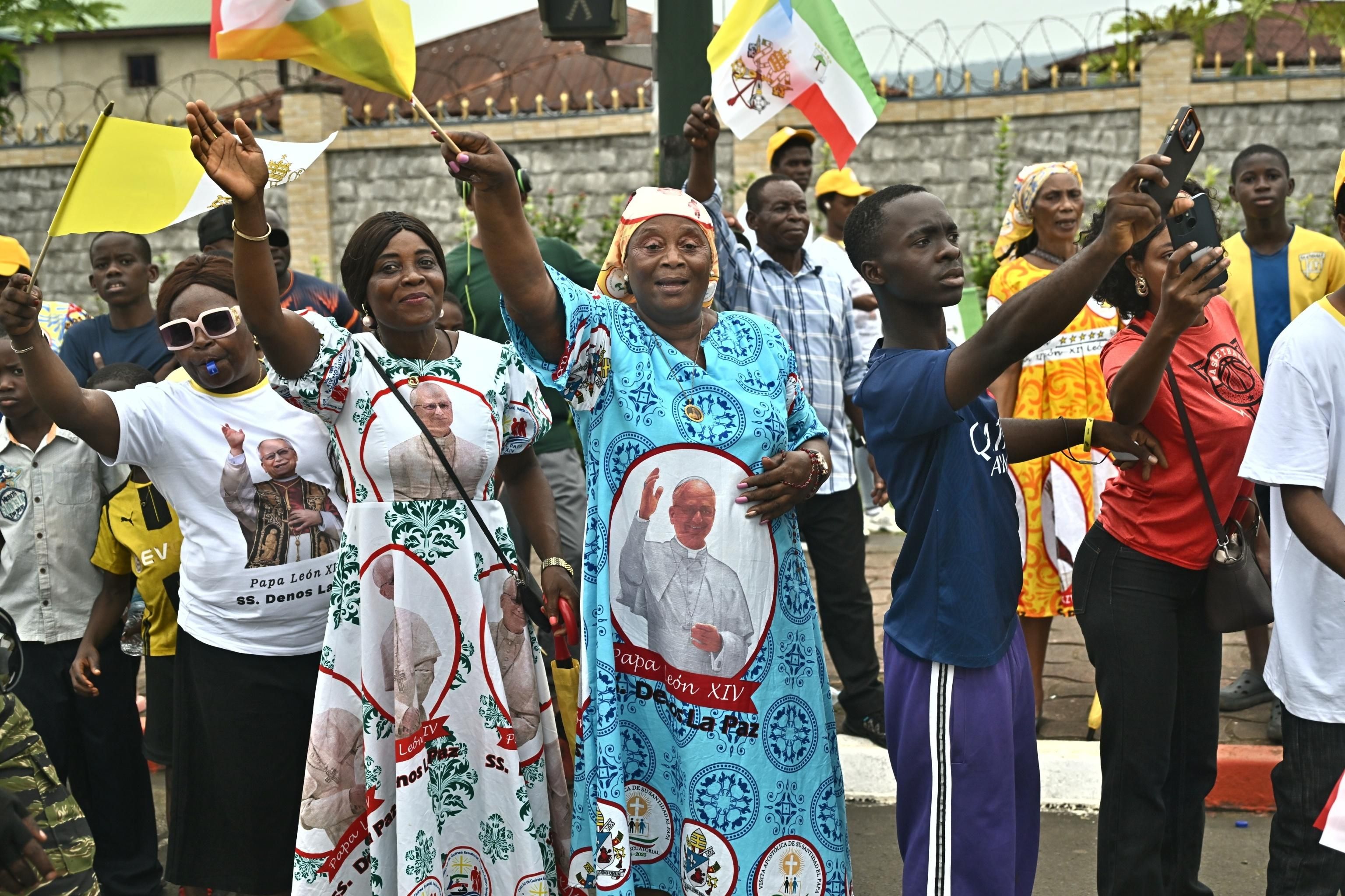 La folla in festa per l'arrivo del Papa a Malabo, ex capitale della Guinea Equatoriale / ANSA