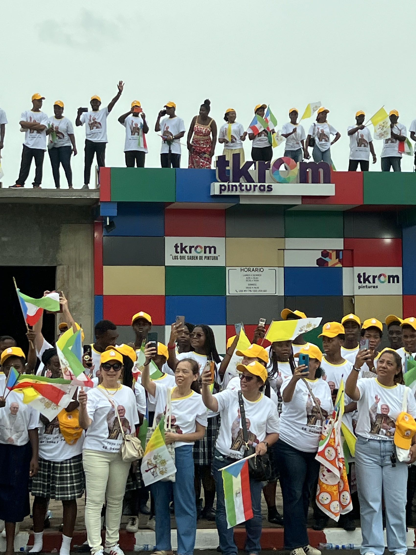 La folla in festa per l'arrivo del Papa a Malabo, ex capitale della Guinea Equatoriale / ANSA