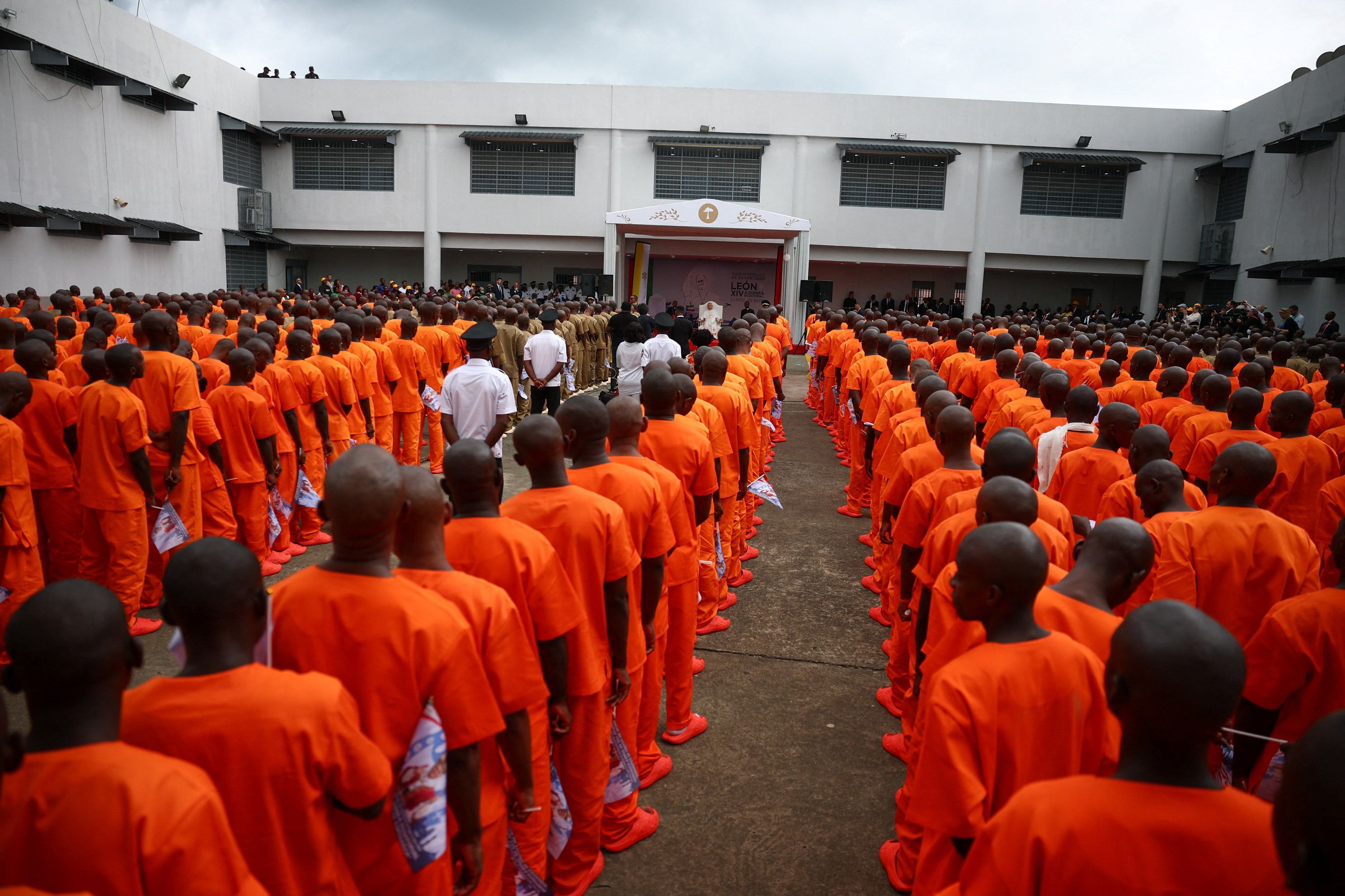Papa Leone XIV fra i detenuti del carcere di Bata, capitale economica della Guinea Equatoriale / REUTERS