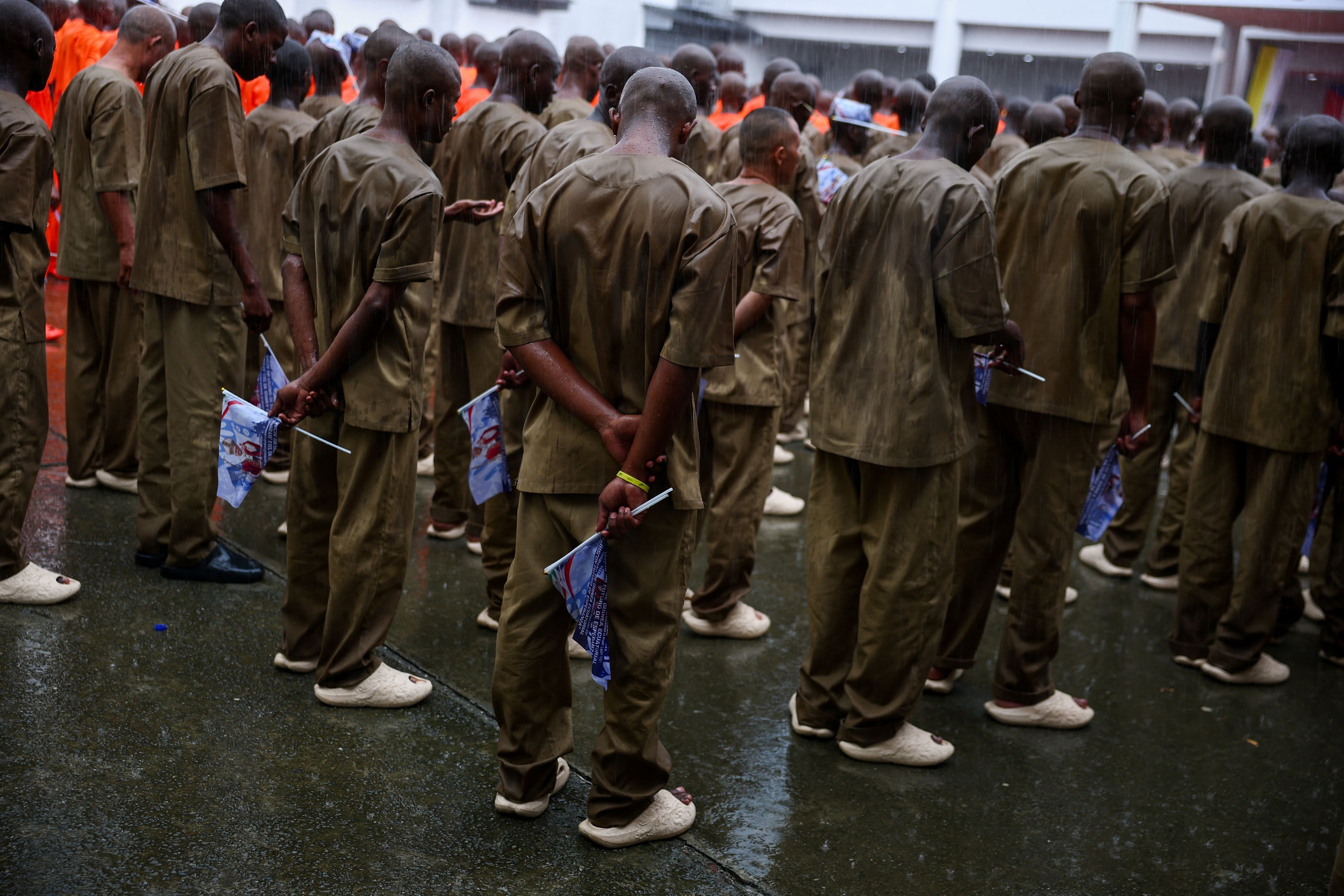 Papa Leone XIV fra i detenuti sotto la poggia del carcere di Bata, capitale economica della Guinea Equatoriale / REUTERS