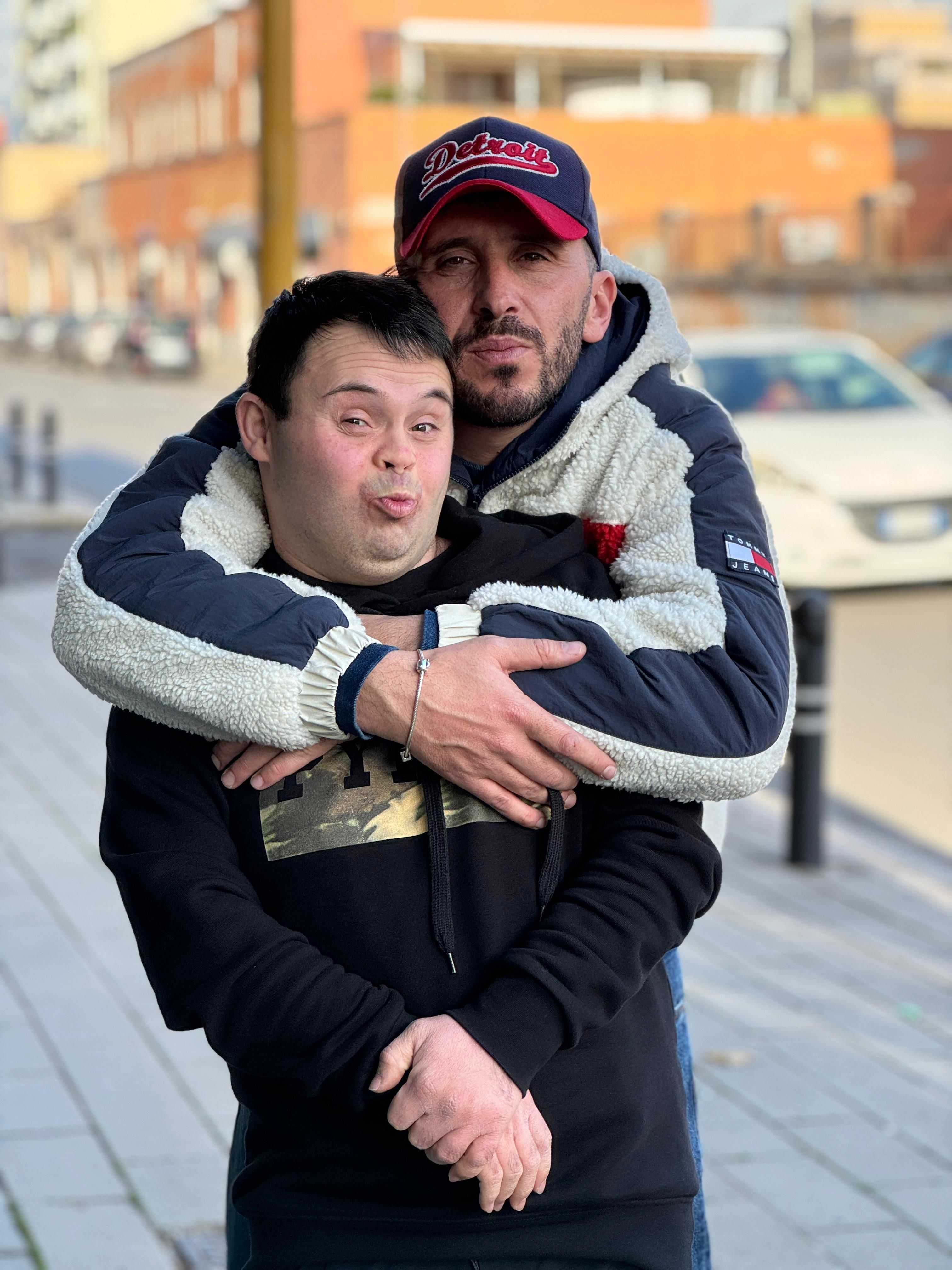 Gianmarco abbraccia Ermanno