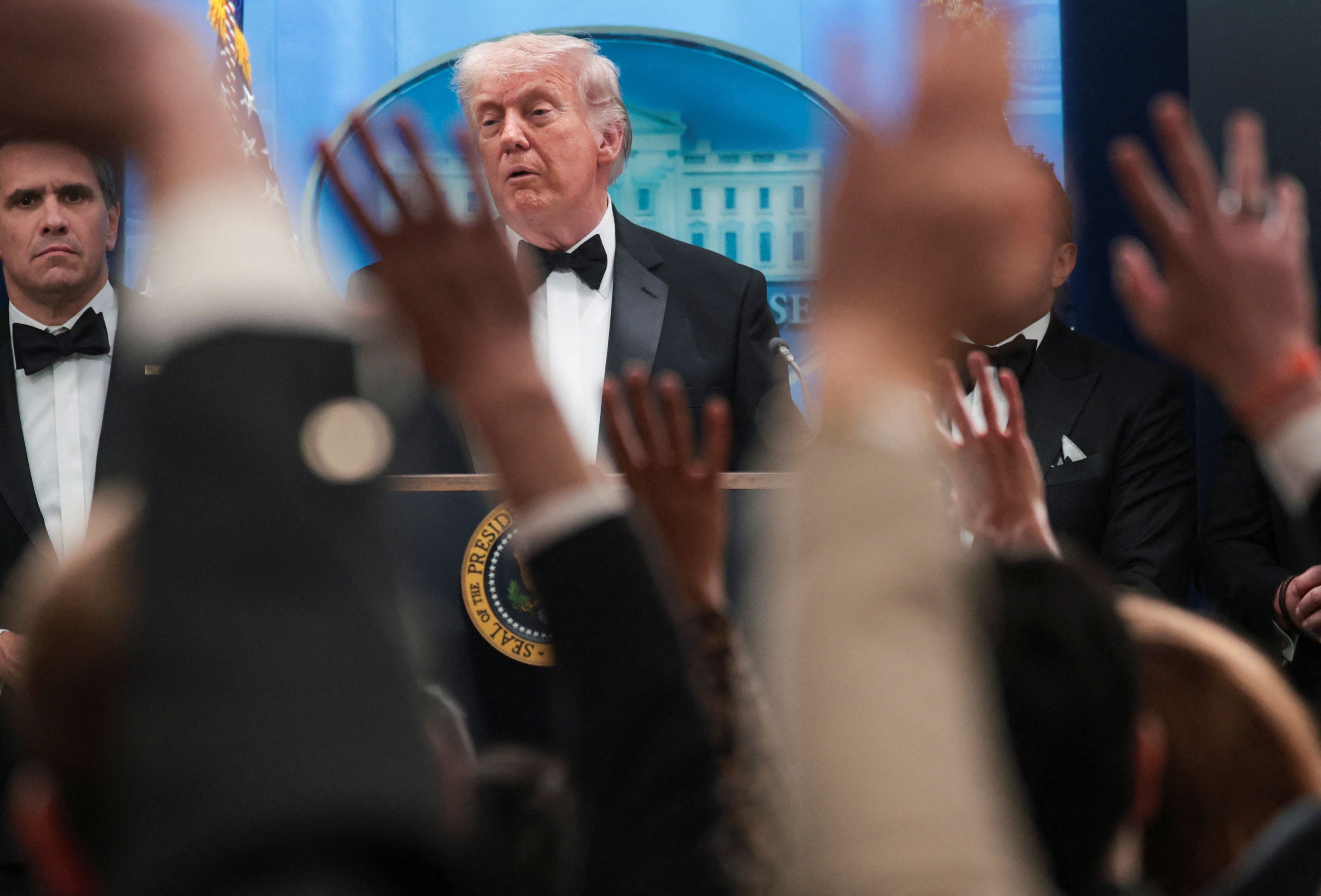 Trump ancora in smoking durante la conferenza stampa convocata coi giornalisti / Reuters