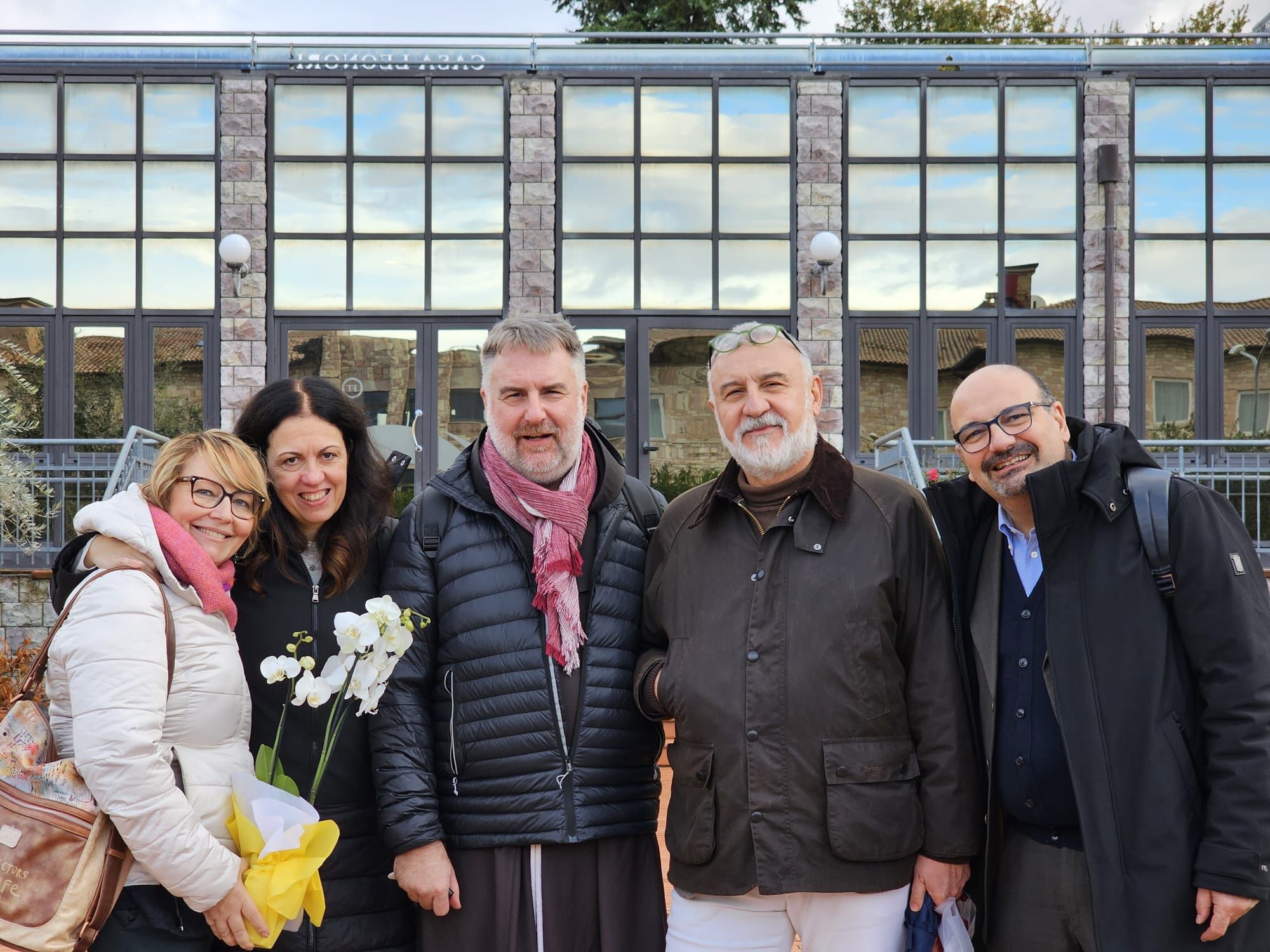 Padre Marco Vianelli (al centro) con le coppie che collaborano con l’Ufficio famiglia della Cei: da sinistra Emma Ciccarelli, Barbara Baffetti e i rispettivi mariti