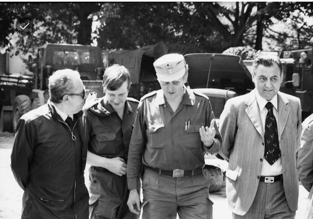 Giuseppe Zamberletti a colloquio con alcuni militari e a destra Alessandro Giorni, allora capo dei Vigili del Fuoco / Esercito italiano