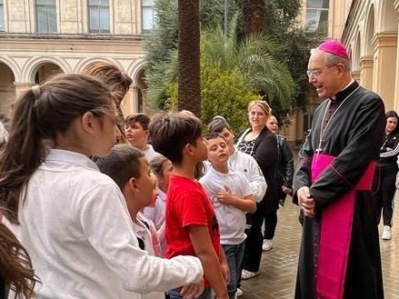 L’arcivescovo prelato di Pompei, Tommaso Caputo, con i bambini nel centro “Bartolo Longo” legato al santuario mariano