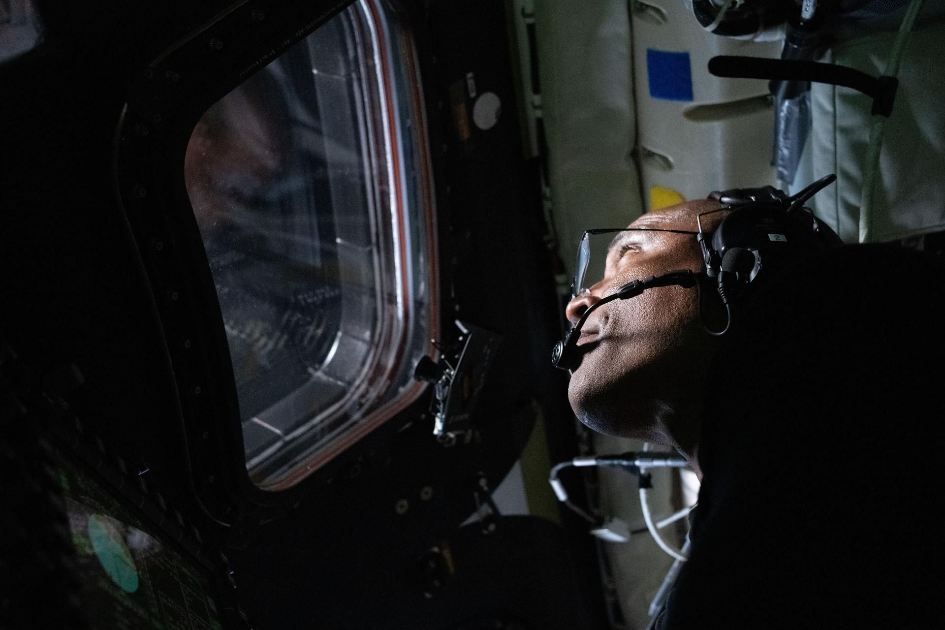 Victor Glover, astronauta della missione Artemis 2, guarda lo spazio profondo, durante un momento di quotidianità,&nbsp;