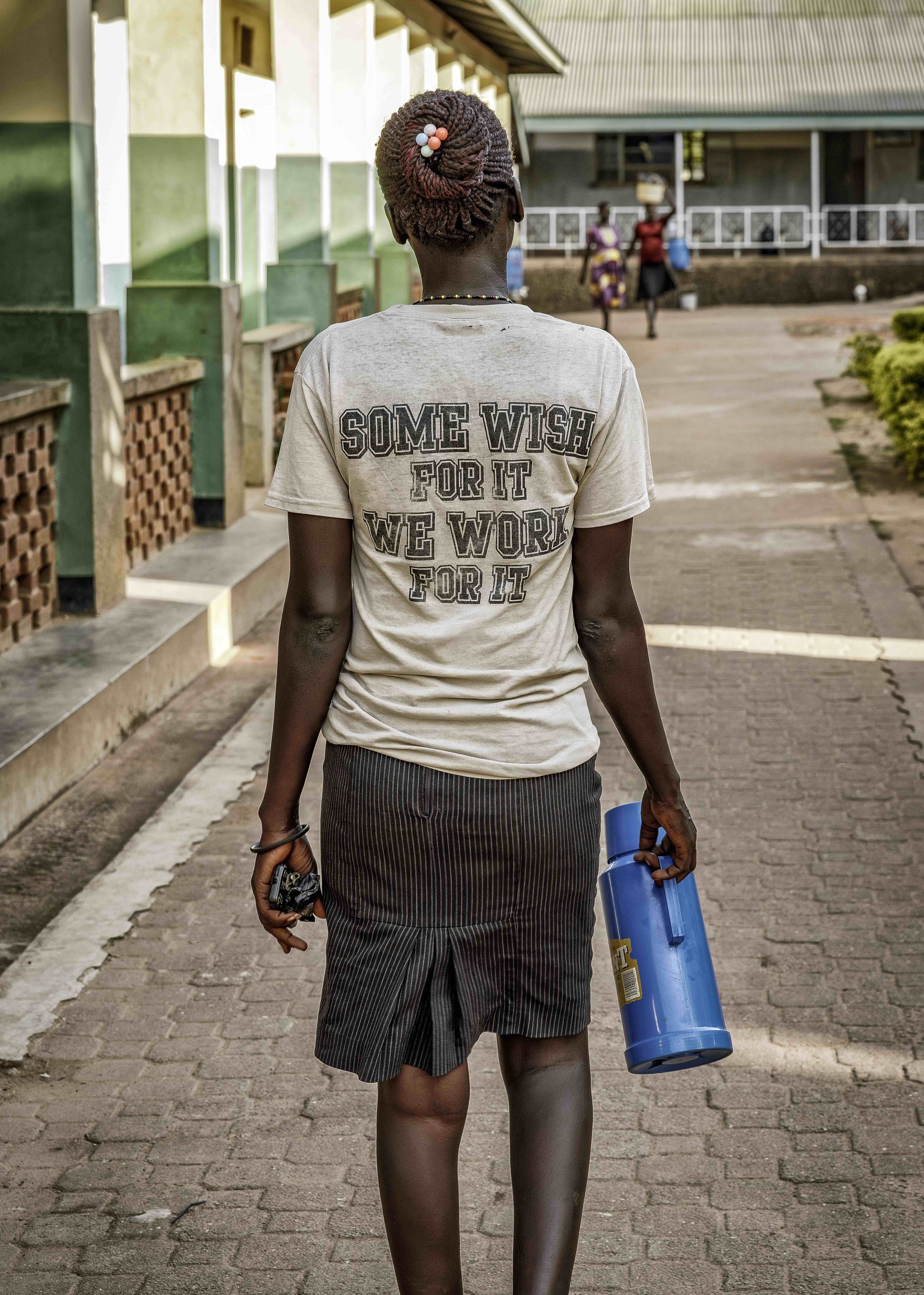 Il progetto "Your are Not Alone" della Fondazione Ambrosoli in Uganda. Una delle immagini in mostra a Milano alla Fondazione Rovati © Marco Mignani