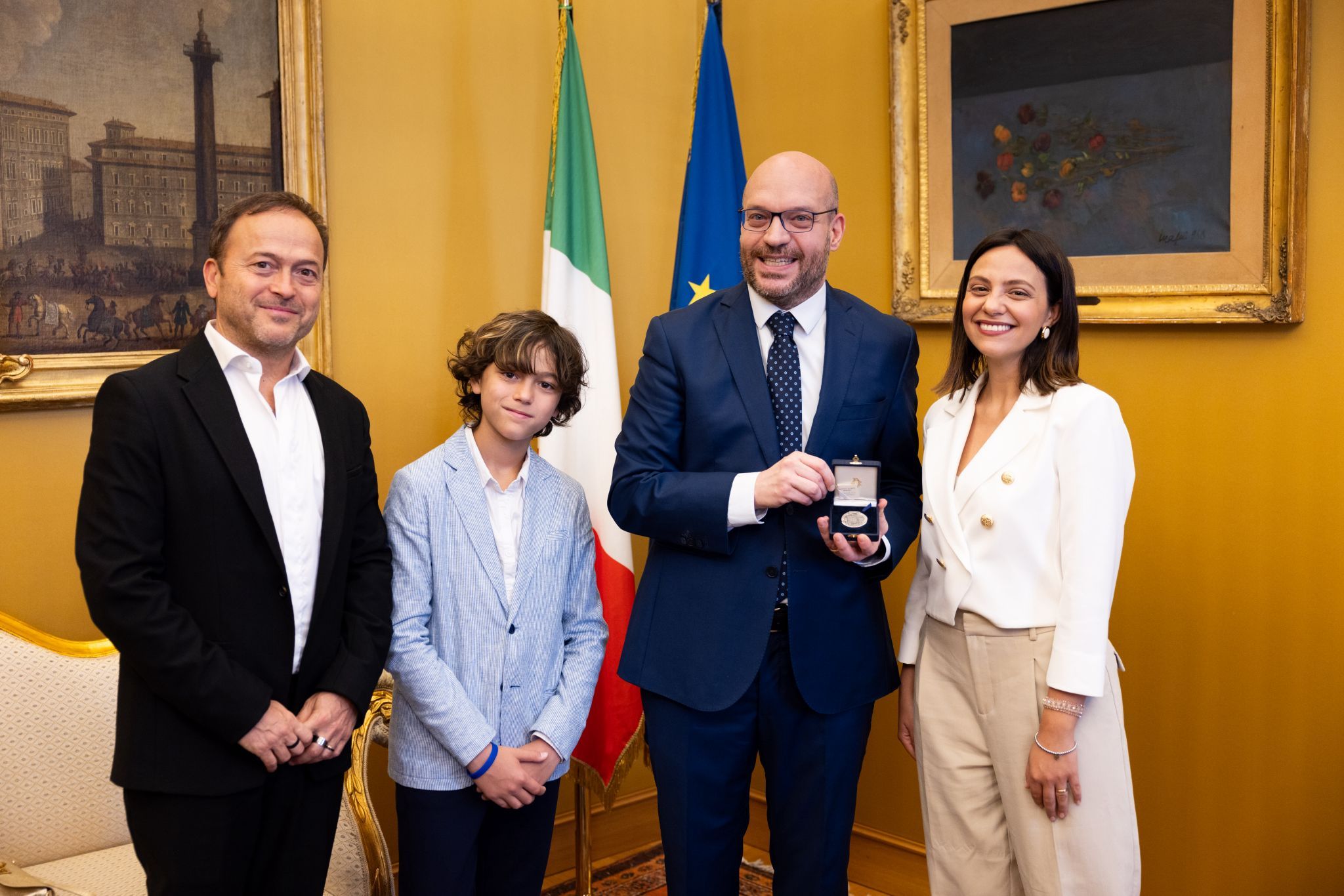 Il presidente della Camera, Lorenzo Fontana, insieme a Chiara Anicito e alla sua famiglia /Presidenza della Camera