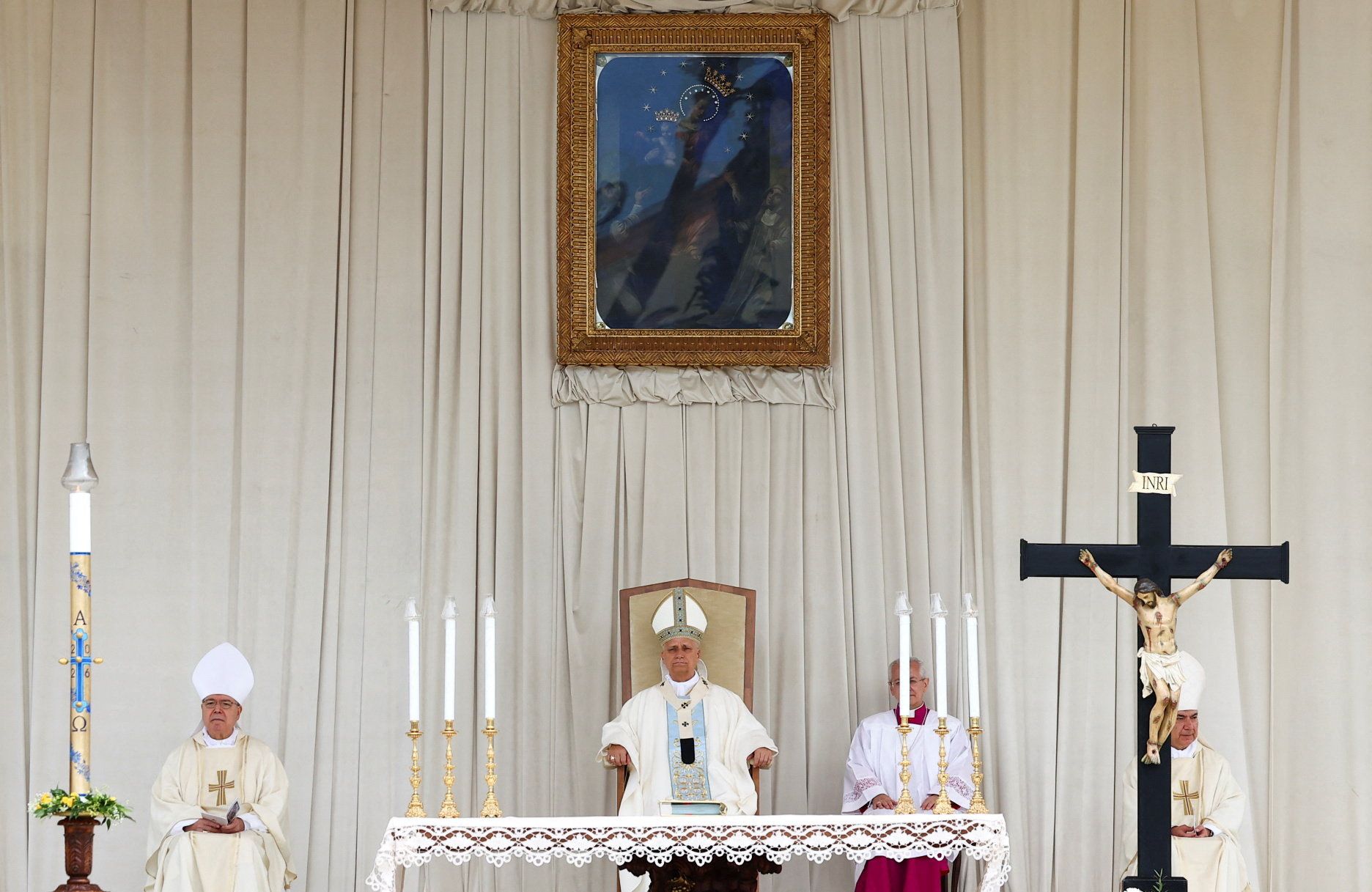 Leone XIV durante la Messa all'aperto davanti al santuario di Pompei. Alle sue spalle l'immagine della Madonna del Rosario / REUTERS