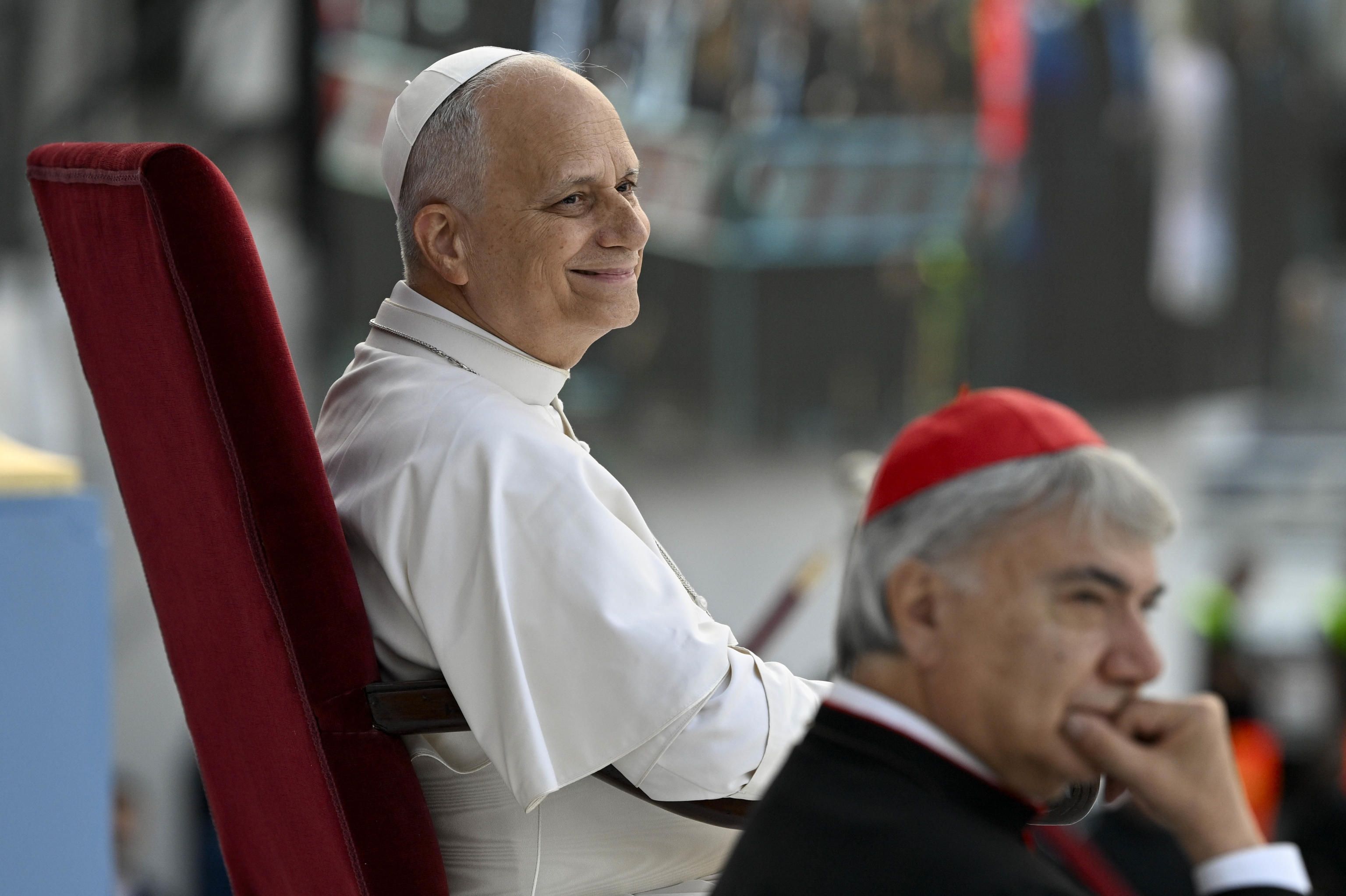 Leone XIV durante la festa in piazza del Plebiscito, con il cardinale di Napoli Domenico Battaglia - (Vatican Media)