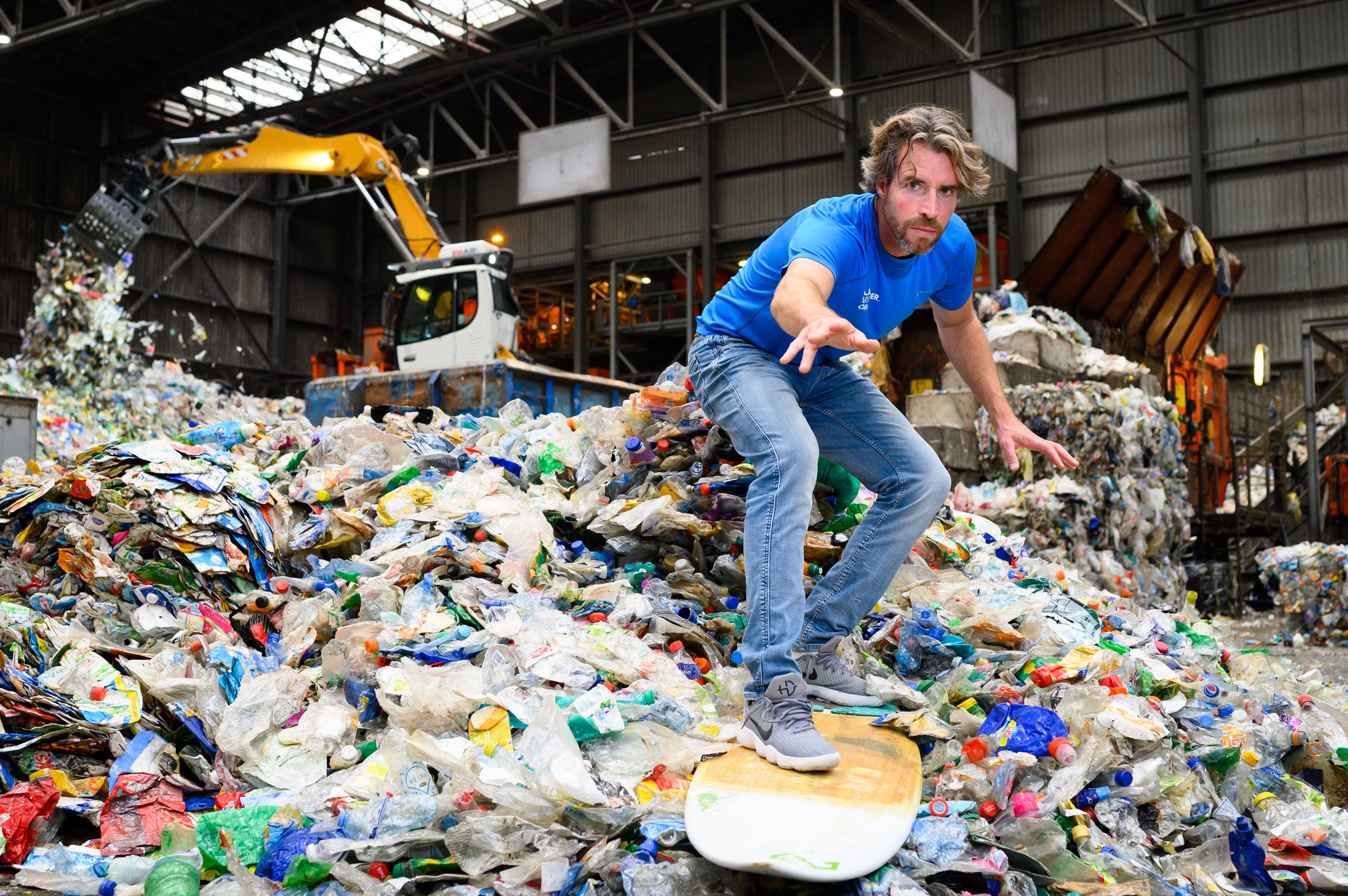 L'attivista olandese Merijn Tinga sul suo surf di plastica riciclata (credits Eelkje Colmjon)