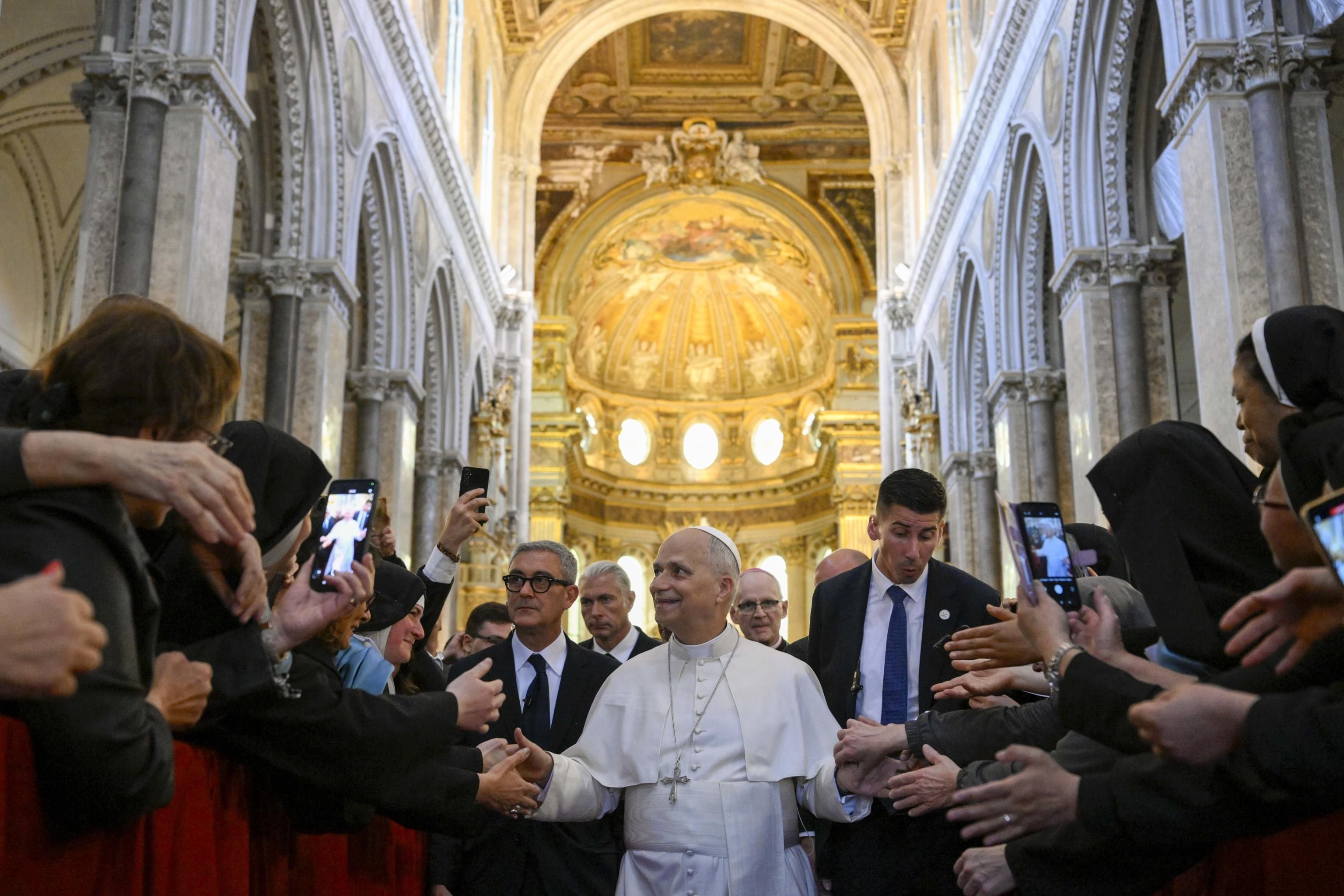 Papa Leone XIV con sacerdoti e religiose nel Duomo di Napoli,&nbsp; 8 Maggio 2026. ANSA/US VATICAN MEDIA