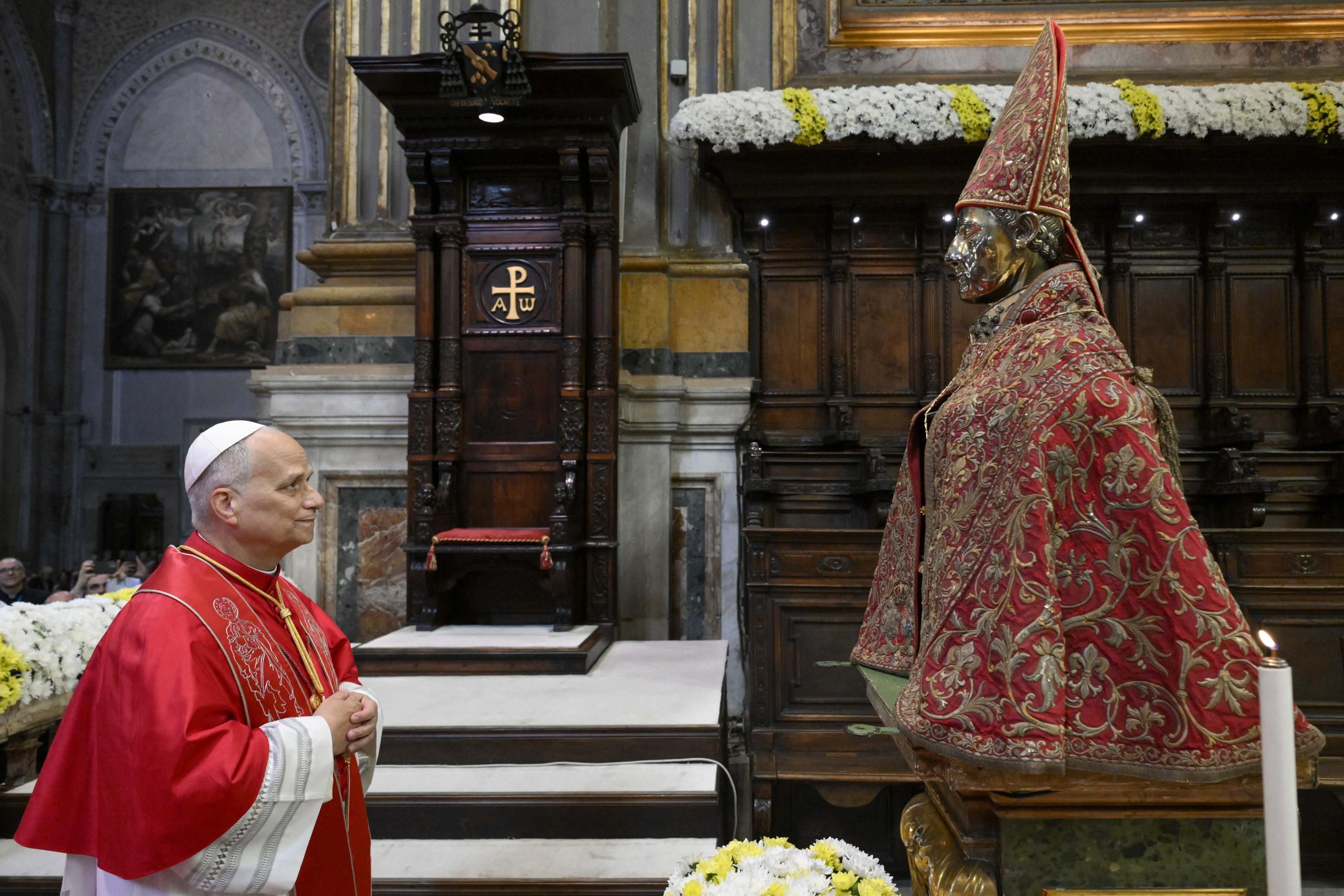 Papa Leone XIV&nbsp; davanti al busto di san Gennaro, nel Duomo di Napoli, 8 maggio 2026 - (ANSA)