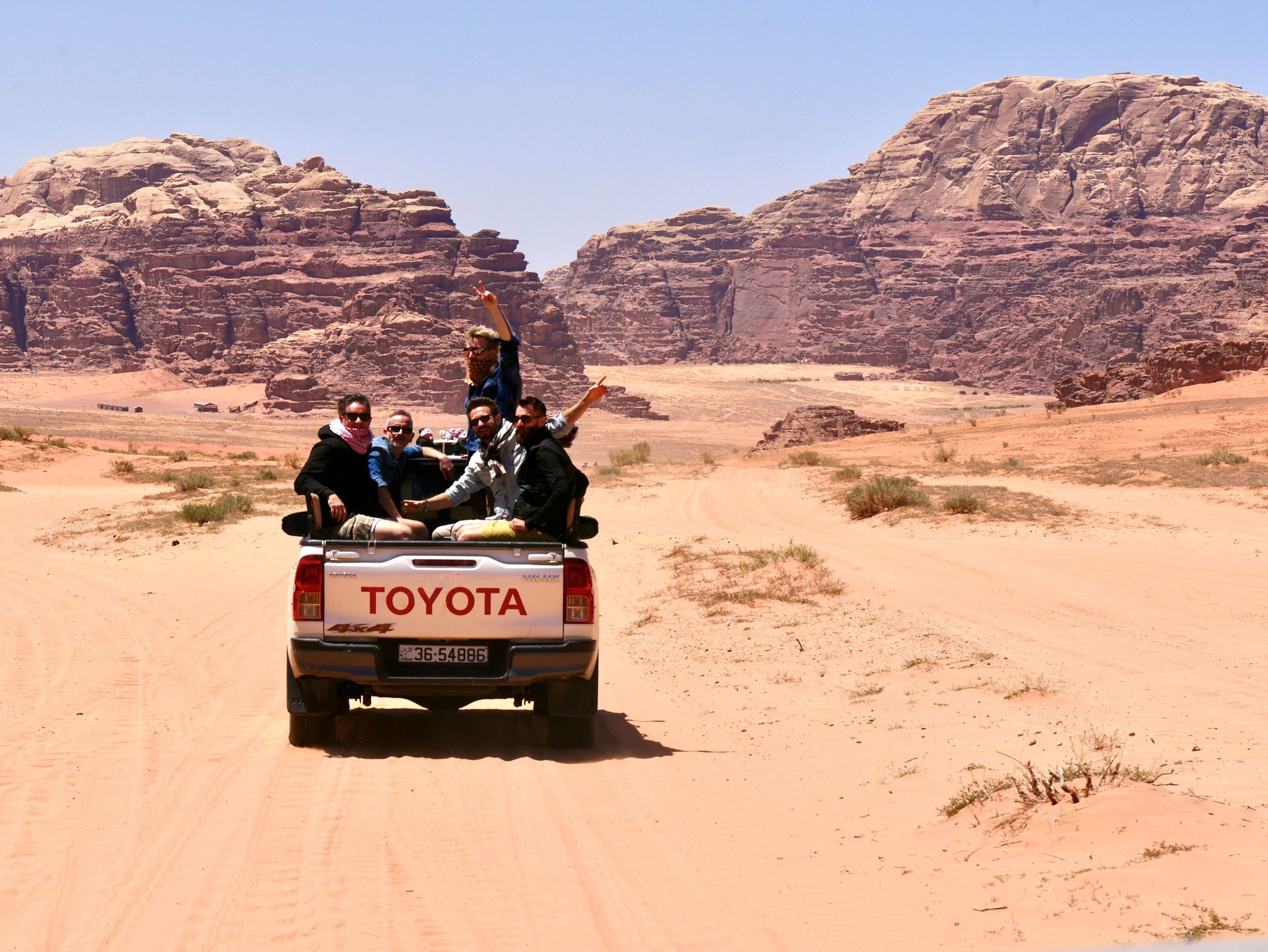 Con le jeep nel deserto del Wadi Rum