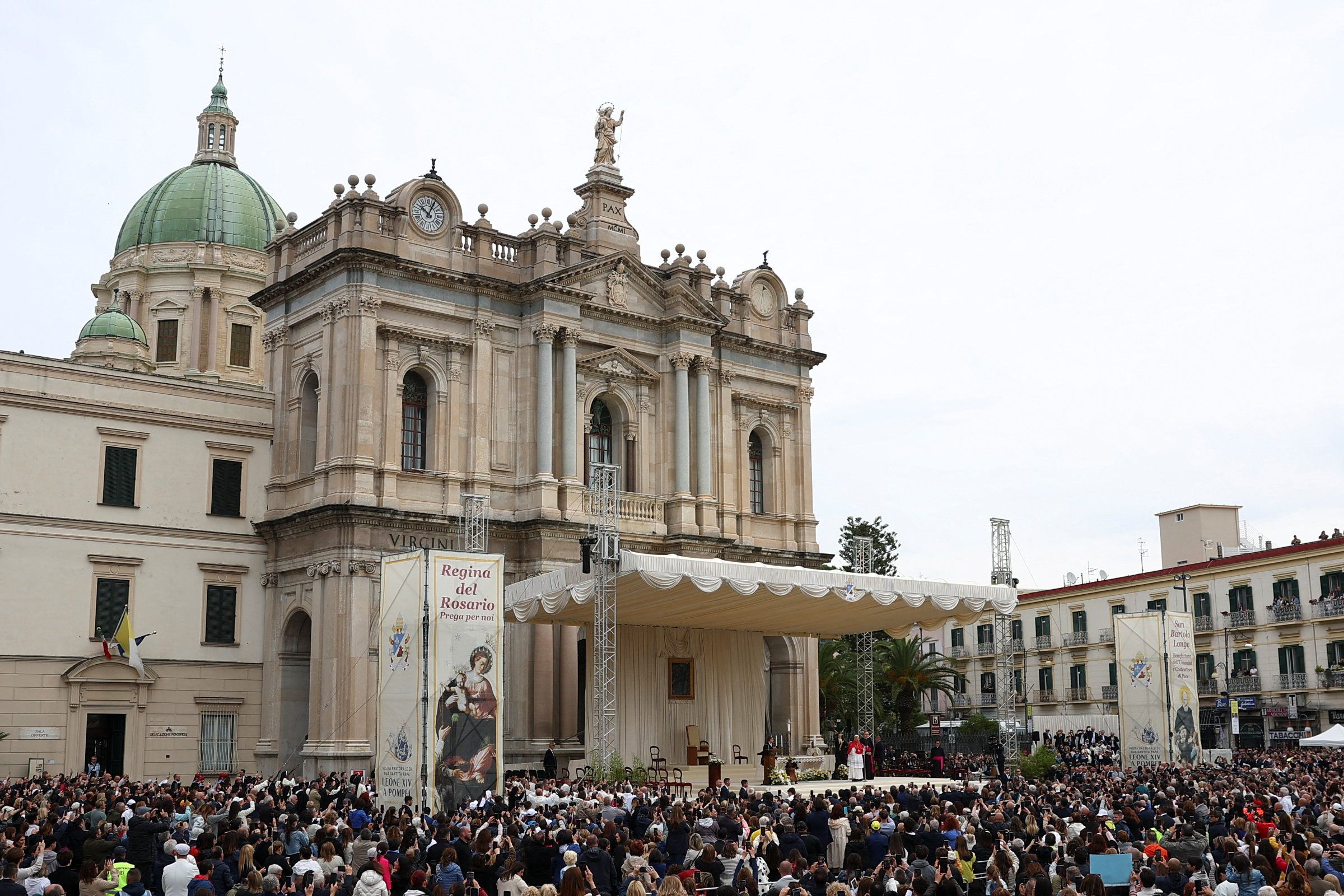 Papa Leone XIV saluta a braccio la folla  davanti al santuario mariano di Pompei prima dell'inizio della Messa / REUTERS