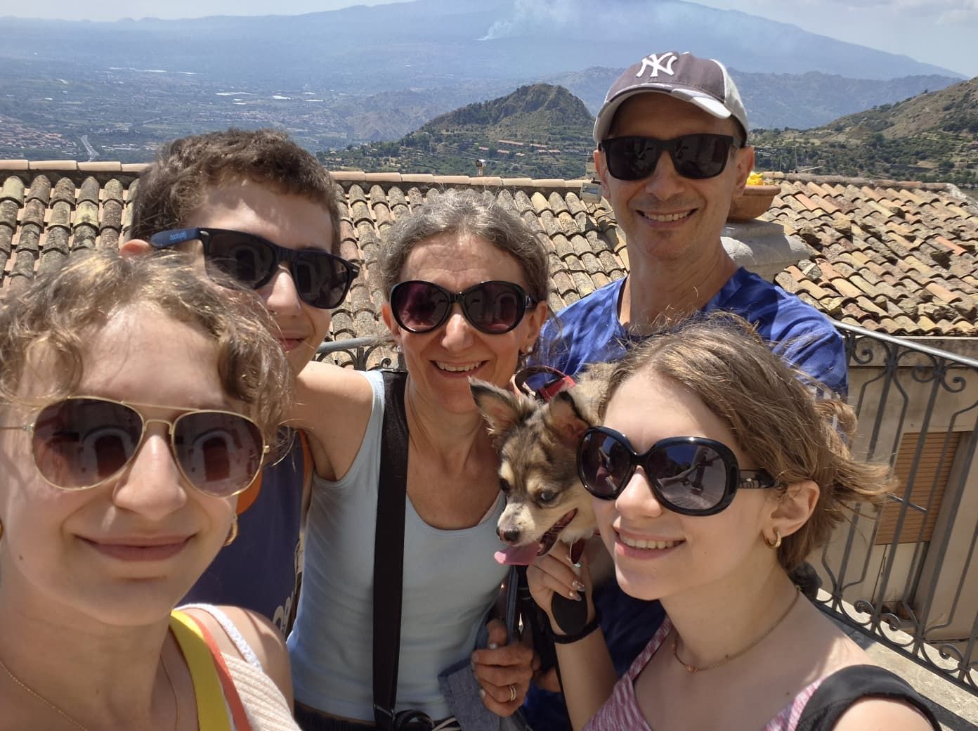 Mamma Sabrina, papà Giuseppe e i loro tre figli Elisa, Riccardo e Laura