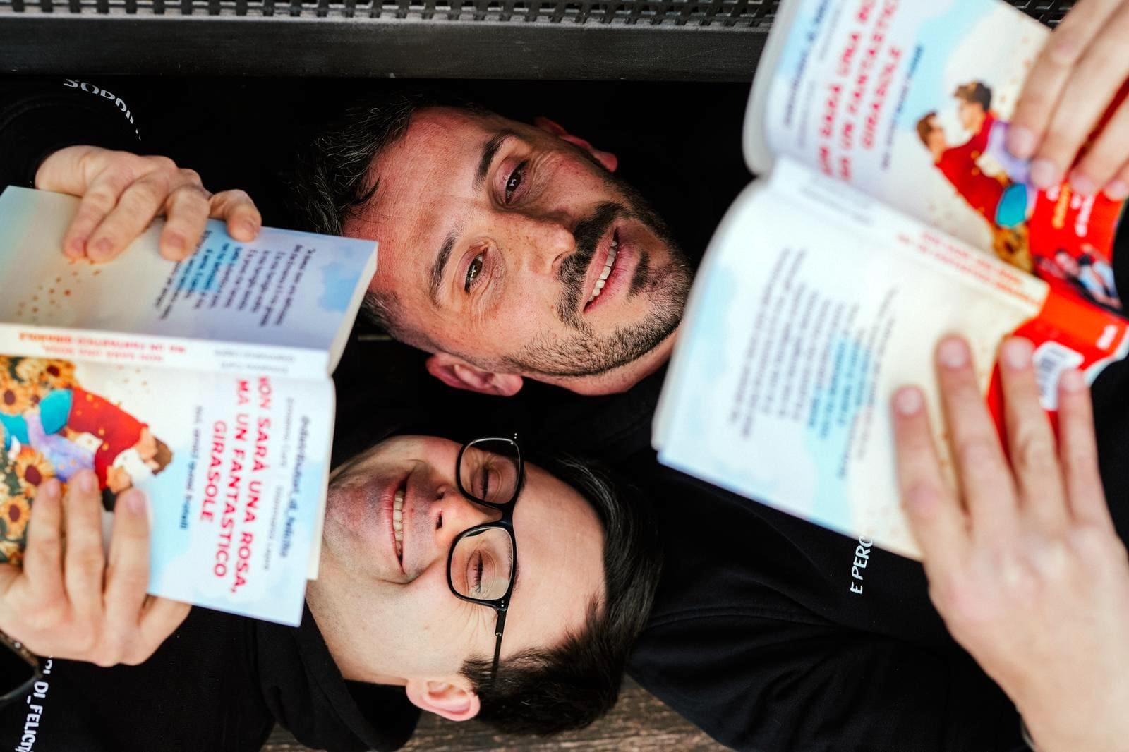 Ermanno e Gianmarco col loro libro in mano, sorridenti
