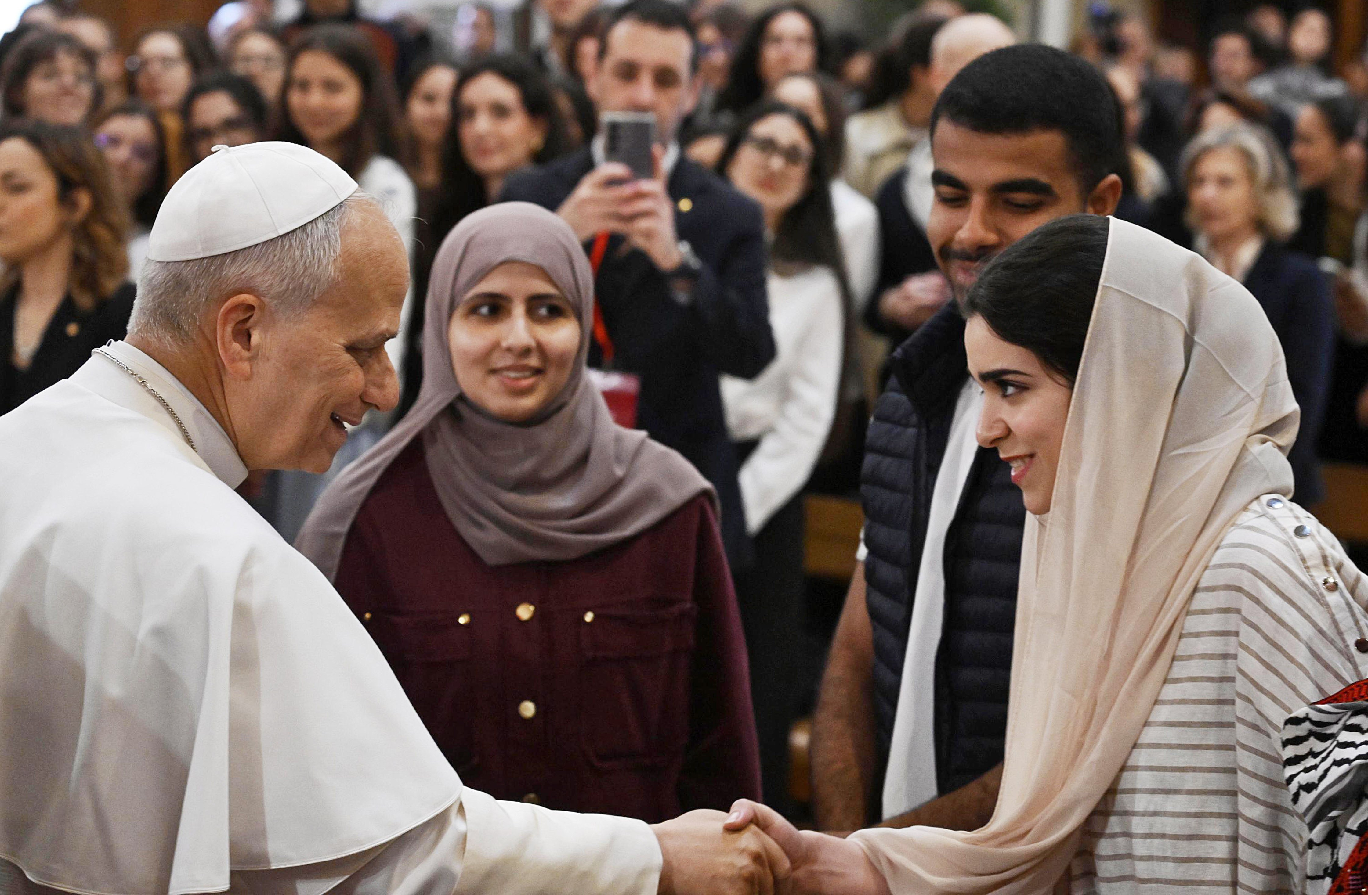 Papa Leone XIV saluta gli studenti arrivati da Gaza durante la visita all'università "La Sapienza" di Roma&nbsp;
