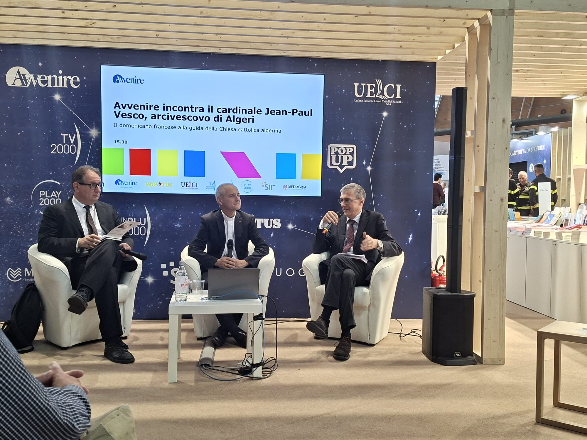 L'incontro con il cardinale Vesco, arcivescovo di Algeri, allo stand di Avvenire giovedì 14
