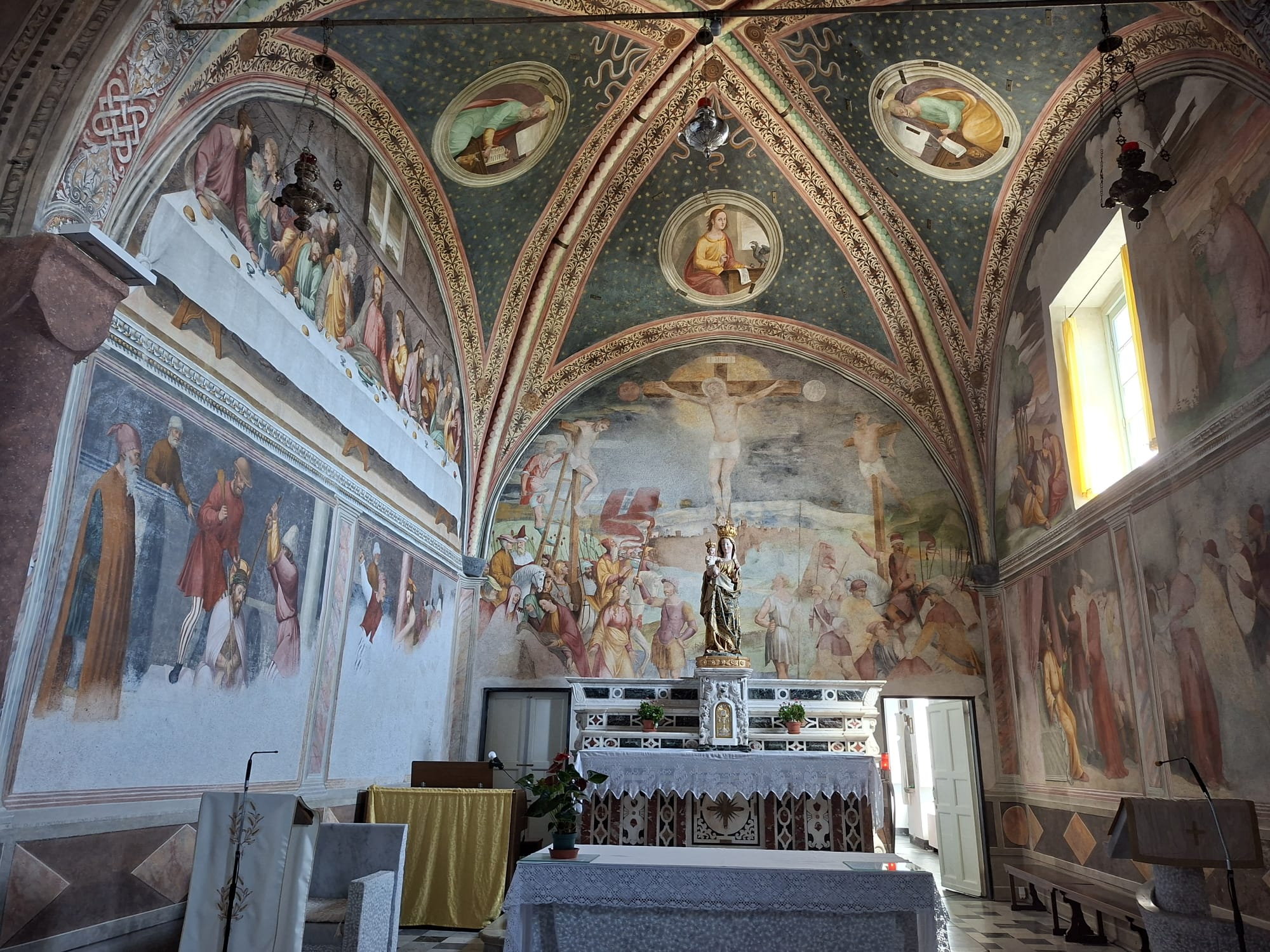 Gli affreschi all'interno del Santuario di Nostra Signora delle Grazie