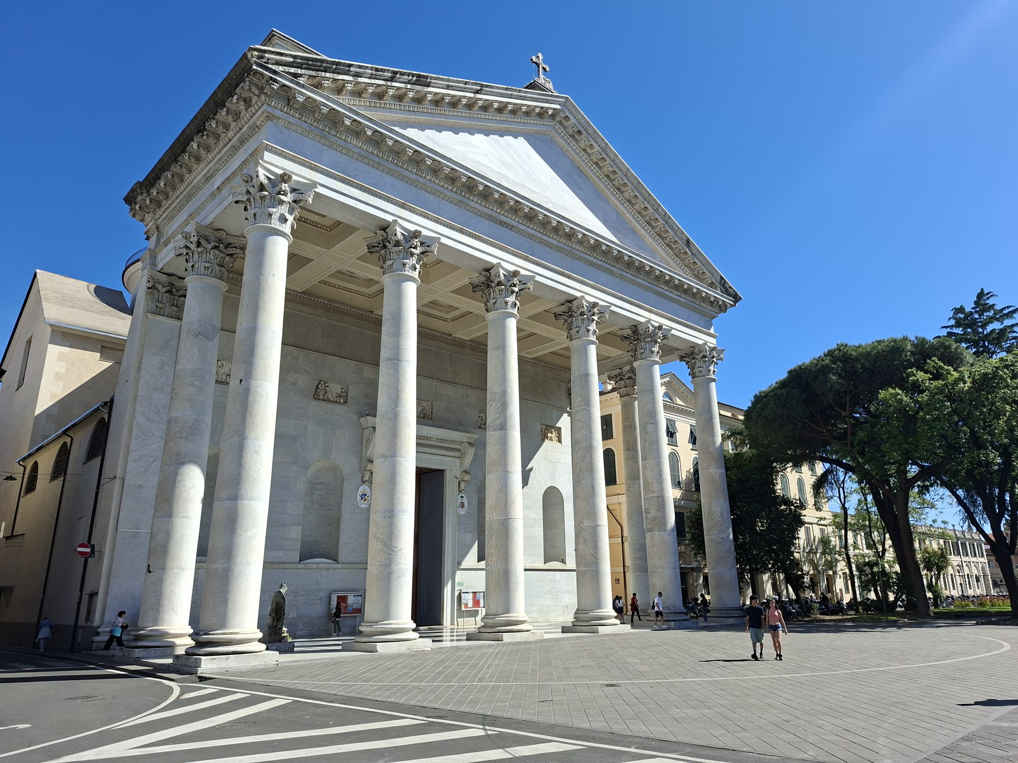 La cattedrale di Nostra Signora dell'Orto a Chiavari con la facciata a tempio greco