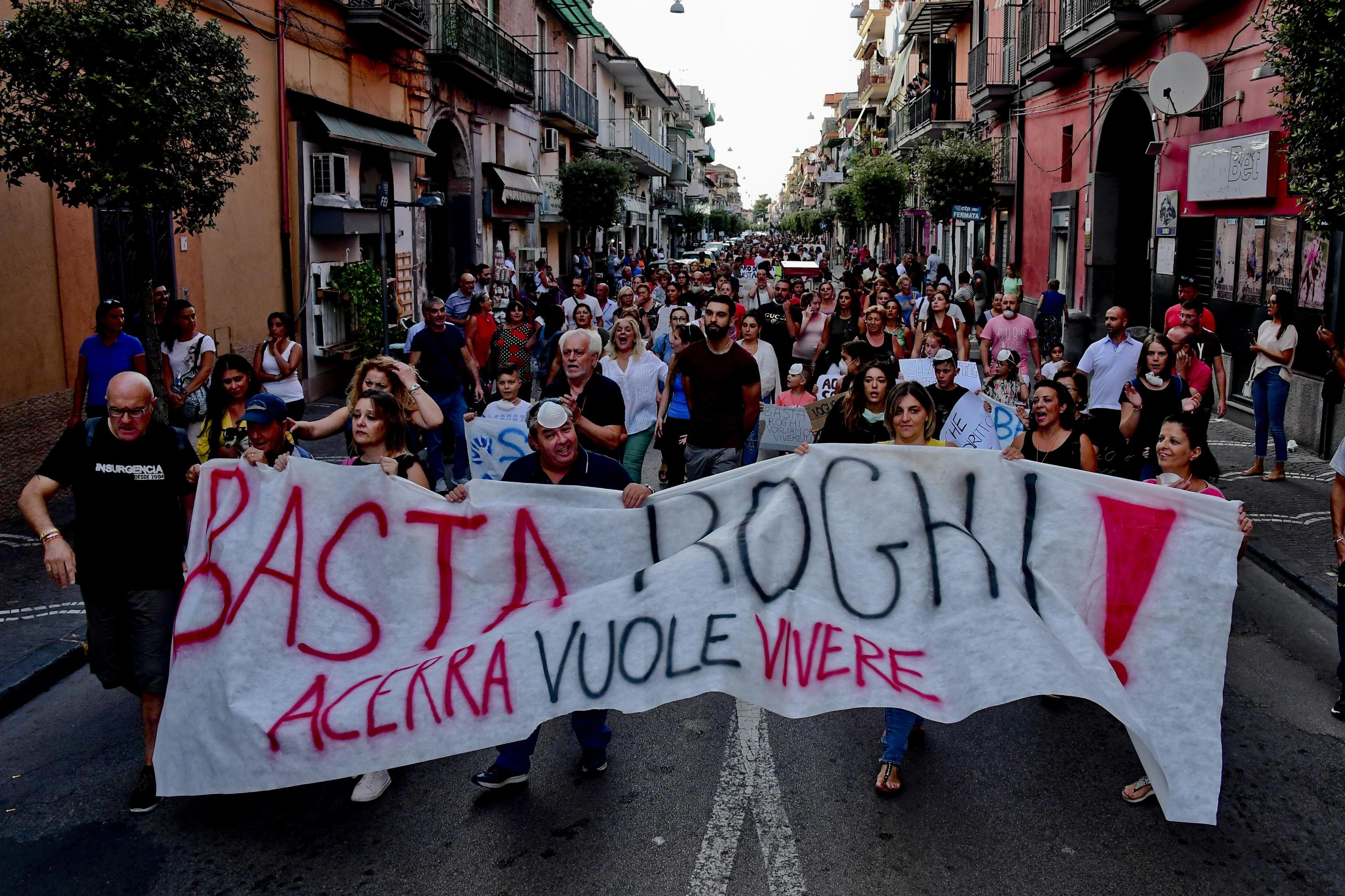 Un corteo ad Acerra nel 2019 contro i roghi di rifiuti pericolosi nella Terra dei fuochi / ANSA
