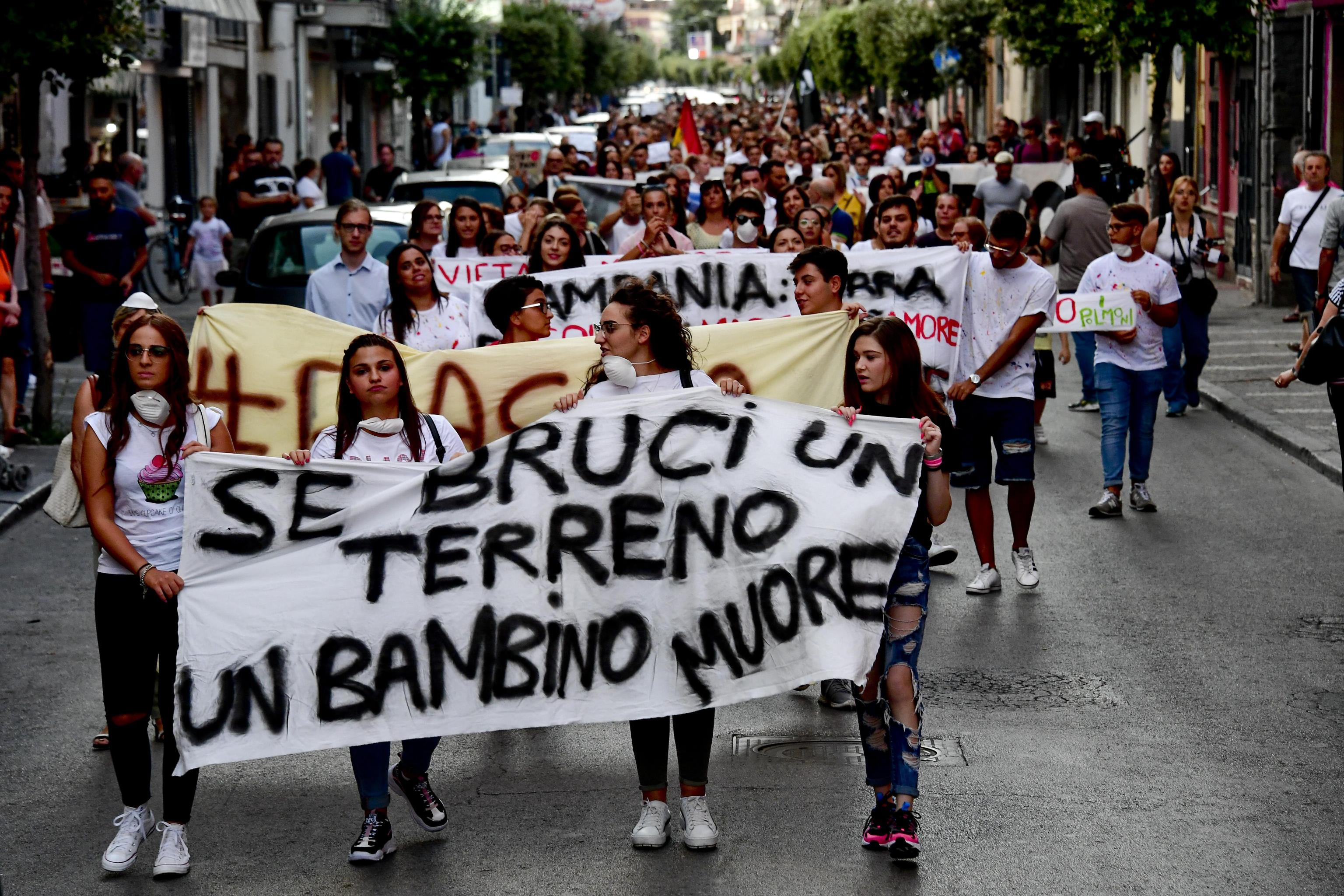 Un corteo ad Acerra nel 2019 contro i roghi di rifiuti pericolosi nella Terra dei fuochi / ANSA