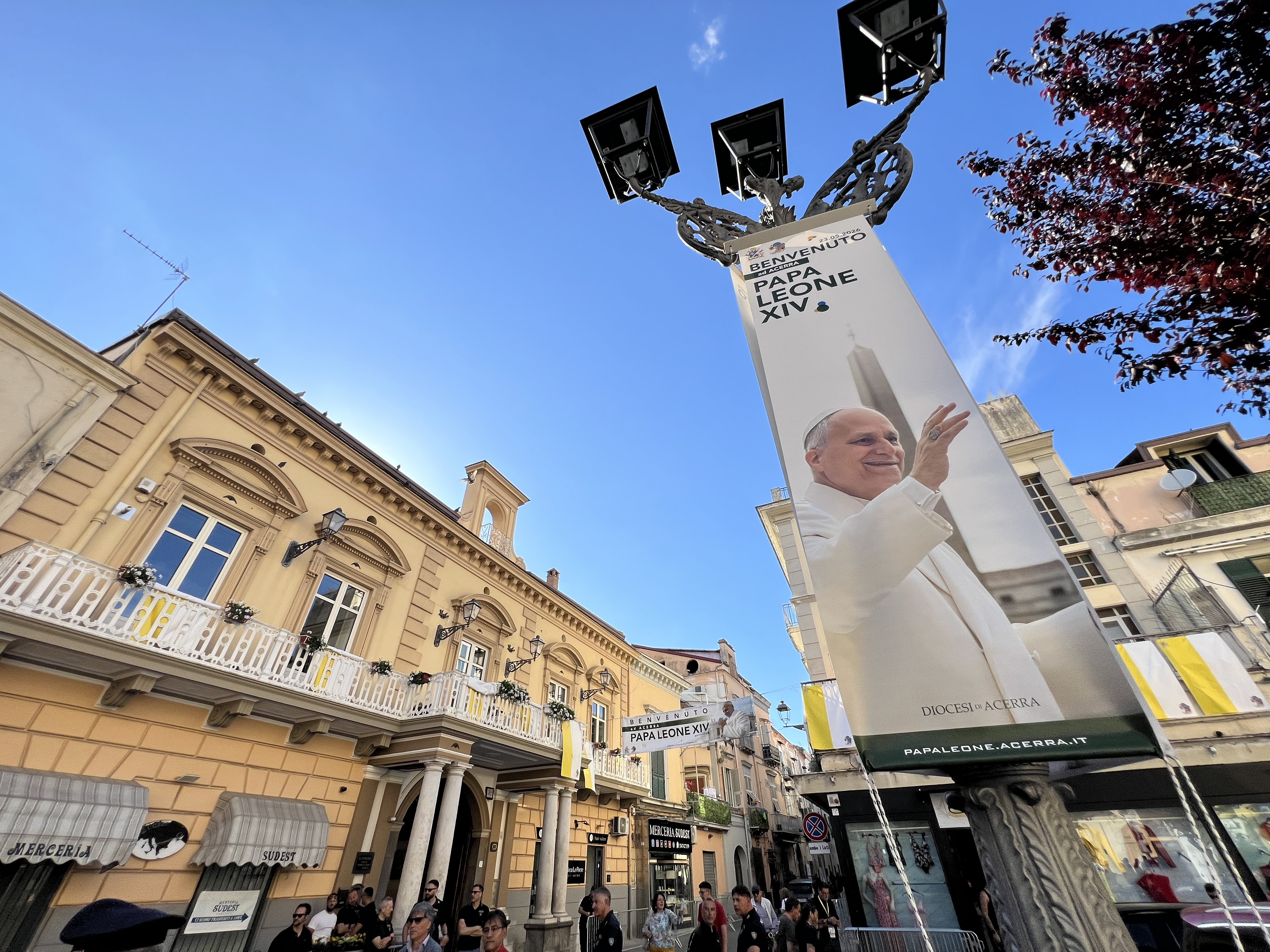 Acerra attende papa Leone XIV che visita la Terra dei fuochi in Campania / GAMBASSI