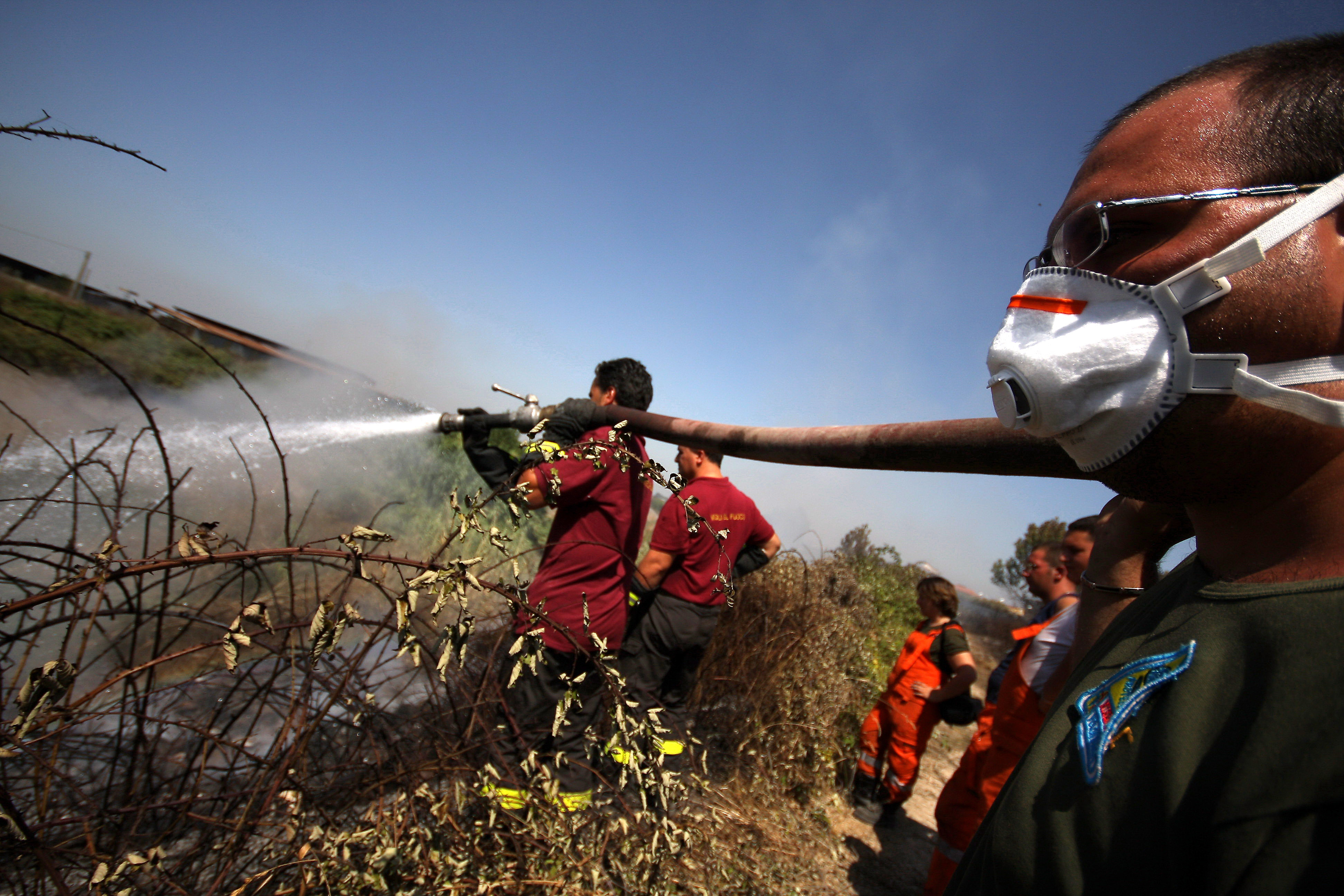 L'incendio di una discarica abusiva di rifiuti tossici ad Acerra / ANSA