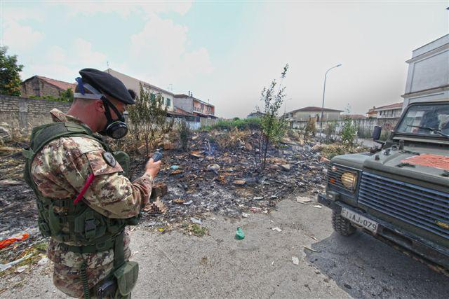 Le pattuglie dell'Esercito in azione per fermare i roghi dei rifiuti tossici nella Terra dei fuochi / ANSA
