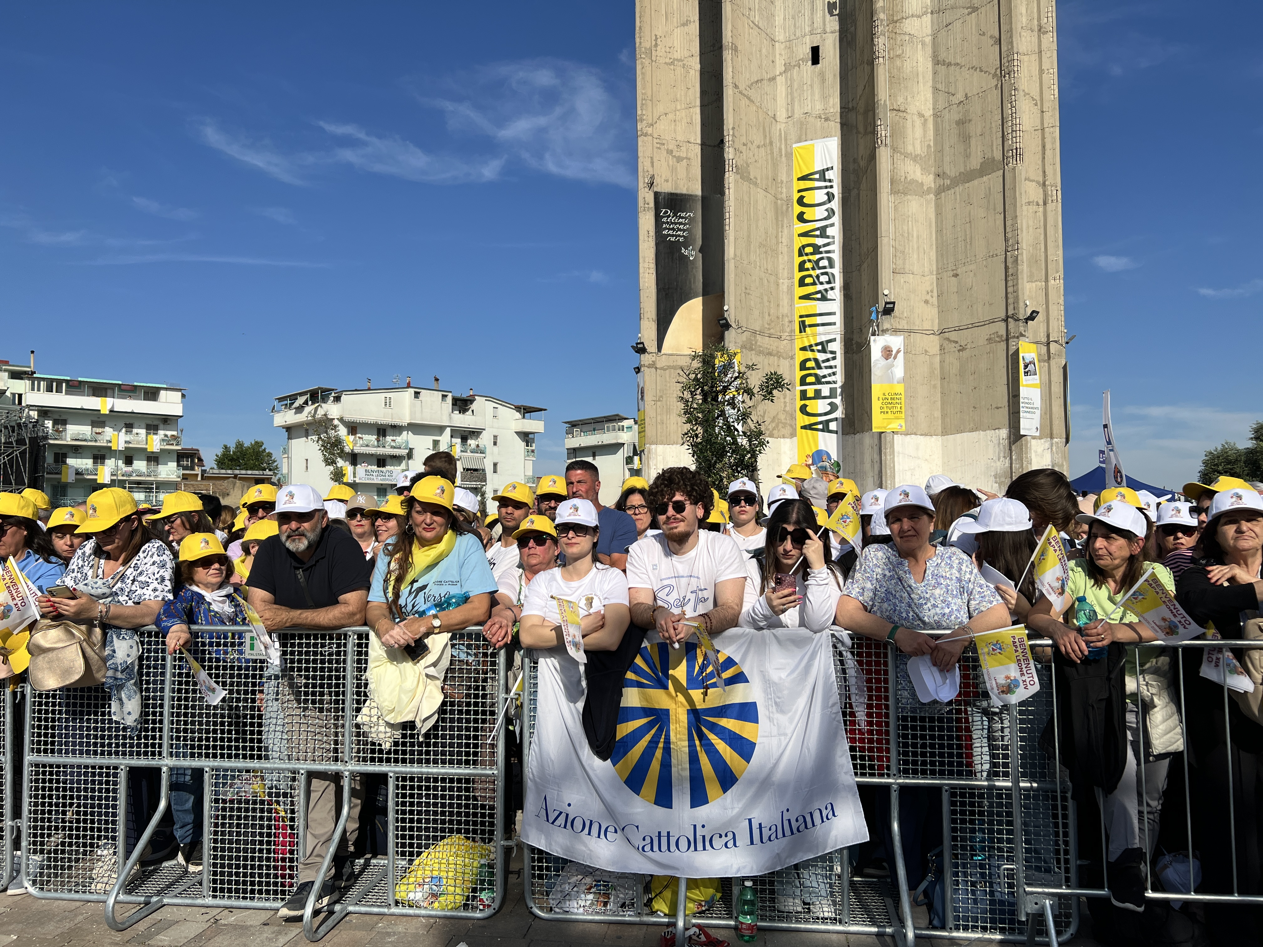 La folla durante la visita pastorale di papa Leone XIV ad Acerra / AVVENIRE