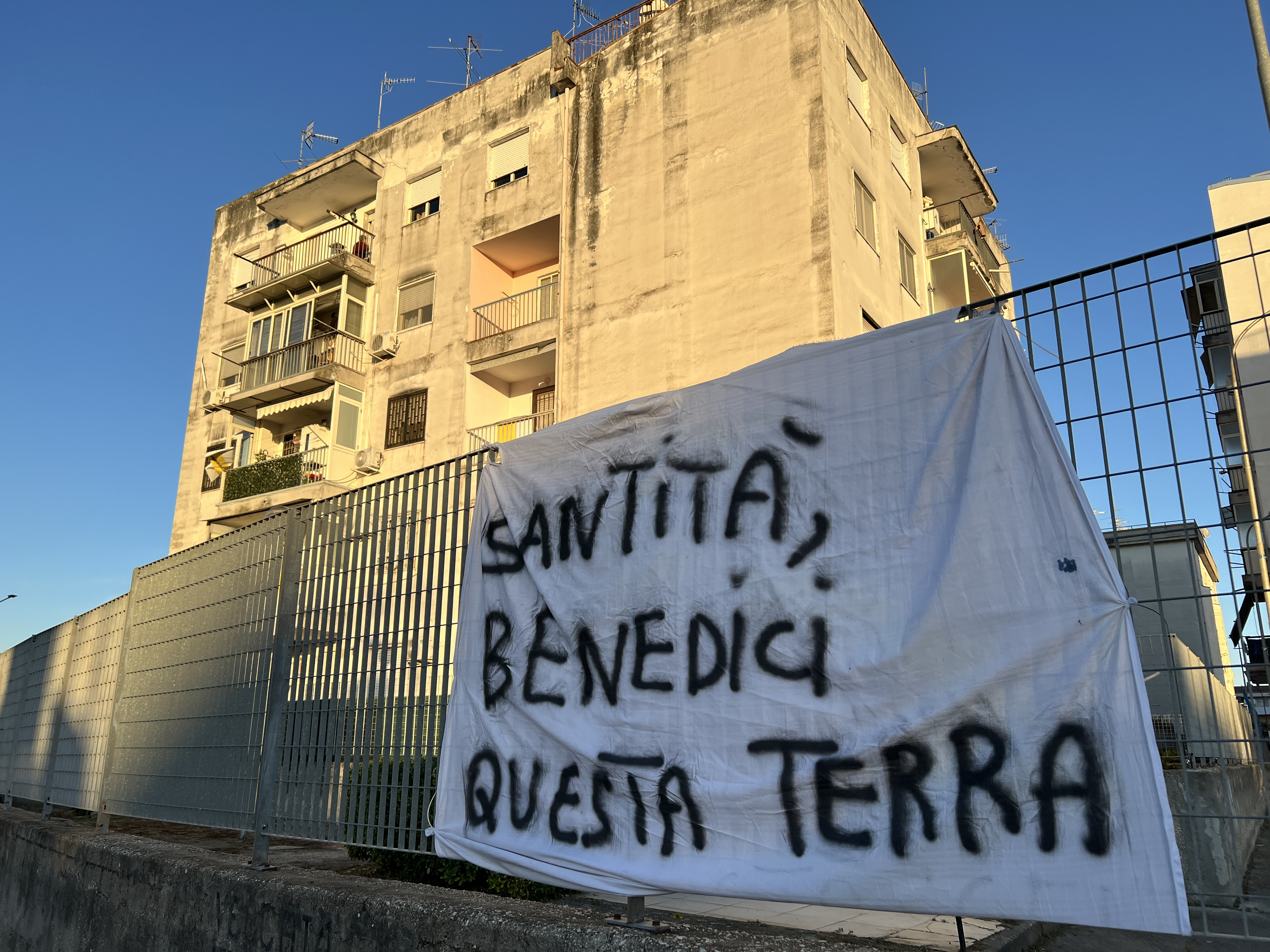 Gli striscioni che raccontano il dolore della Terra dei fuochi durante la visita pastorale di Papa Leone XIV ad Acerra / AVVENIRE