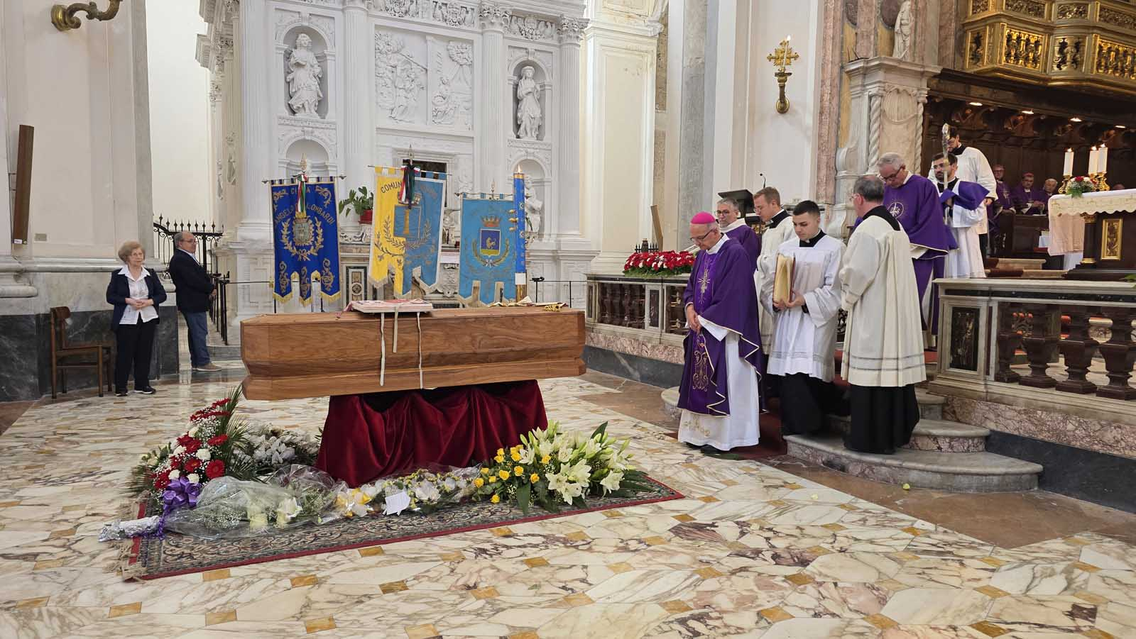 Un momento del rito esequiale presieduto dal vescovo Angelo Spinillo nella Cattedrale di Aversa/Diocesi di Aversa