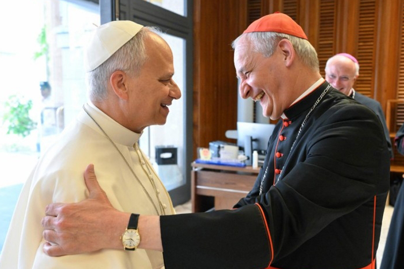 Papa Leone XIV accolto dal Presidente della Cei, il cardinale Matteo Zuppi, a conclusione dell'Assemblea generale della Cei / VATICAN MEDIA