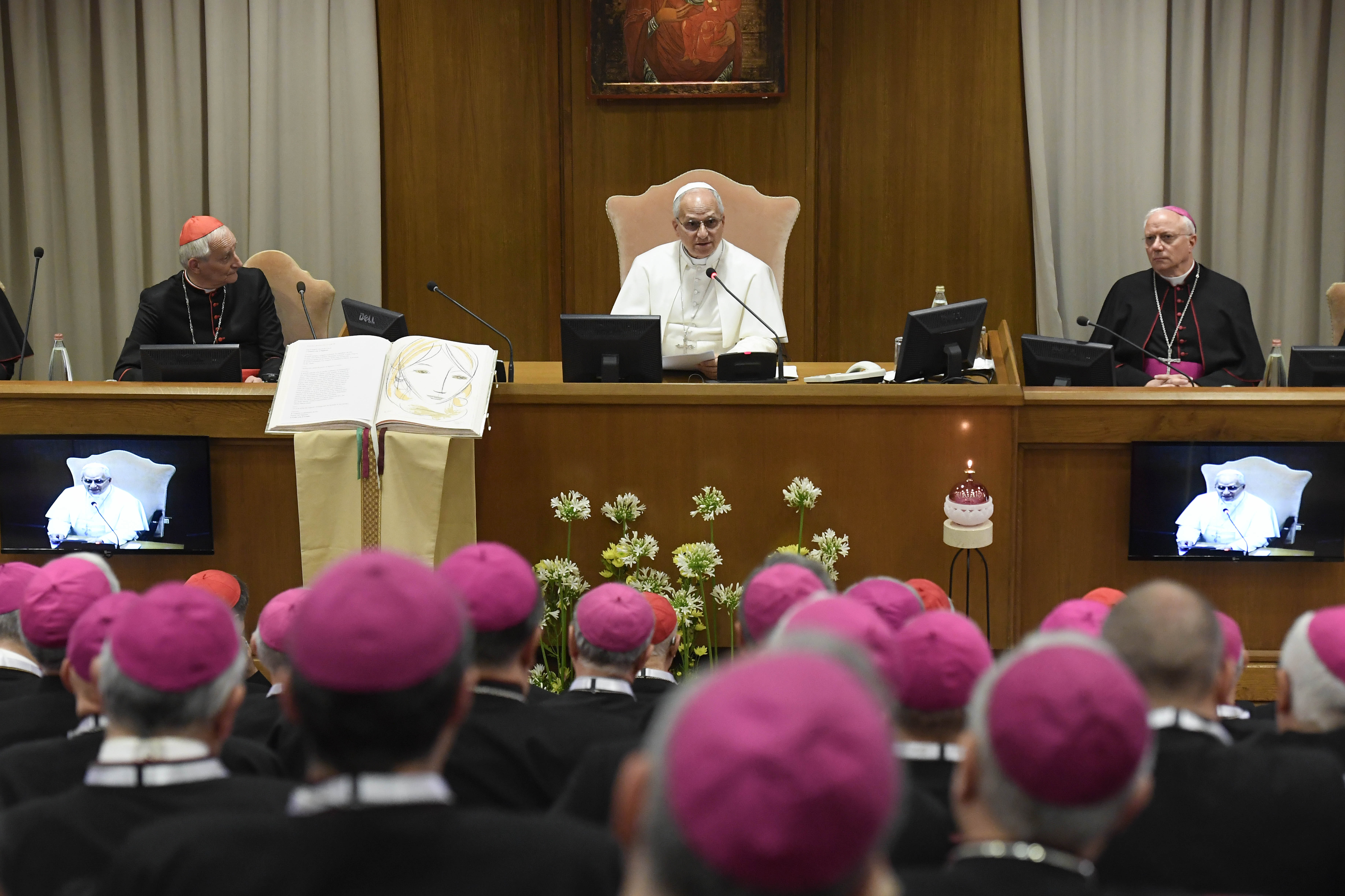 Papa Leone XIV conclude l'Assemblea generale della Cei: nella foto, a sinistra, il cardinale presidente della Cei, Matteo Zuppi, e, a destra, il segretario generale della Cei, l'arcivescovo Giuseppe Baturi / VATICAN MEDIA