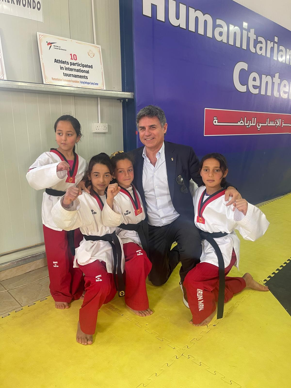 Il presidente FITA Angelo Cito con bambini siriani del progetto solidale del campo profughi di Azraq in Giordania