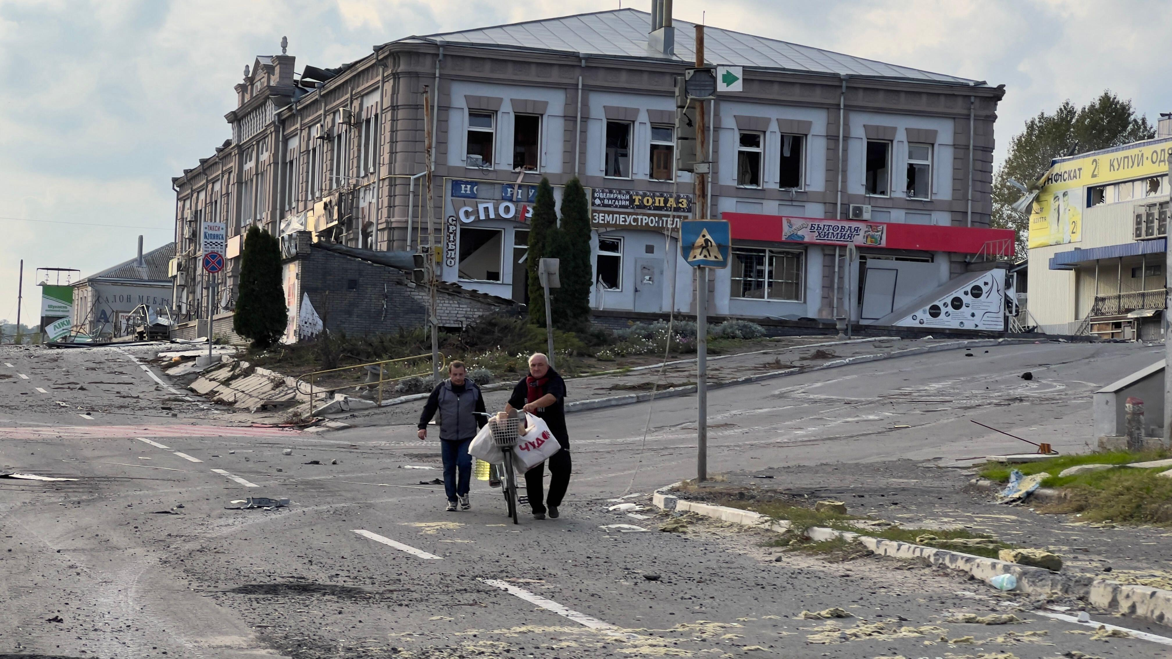 Il centro deserto di Kupiansk: nella città occupata dai russi si combatte ancora