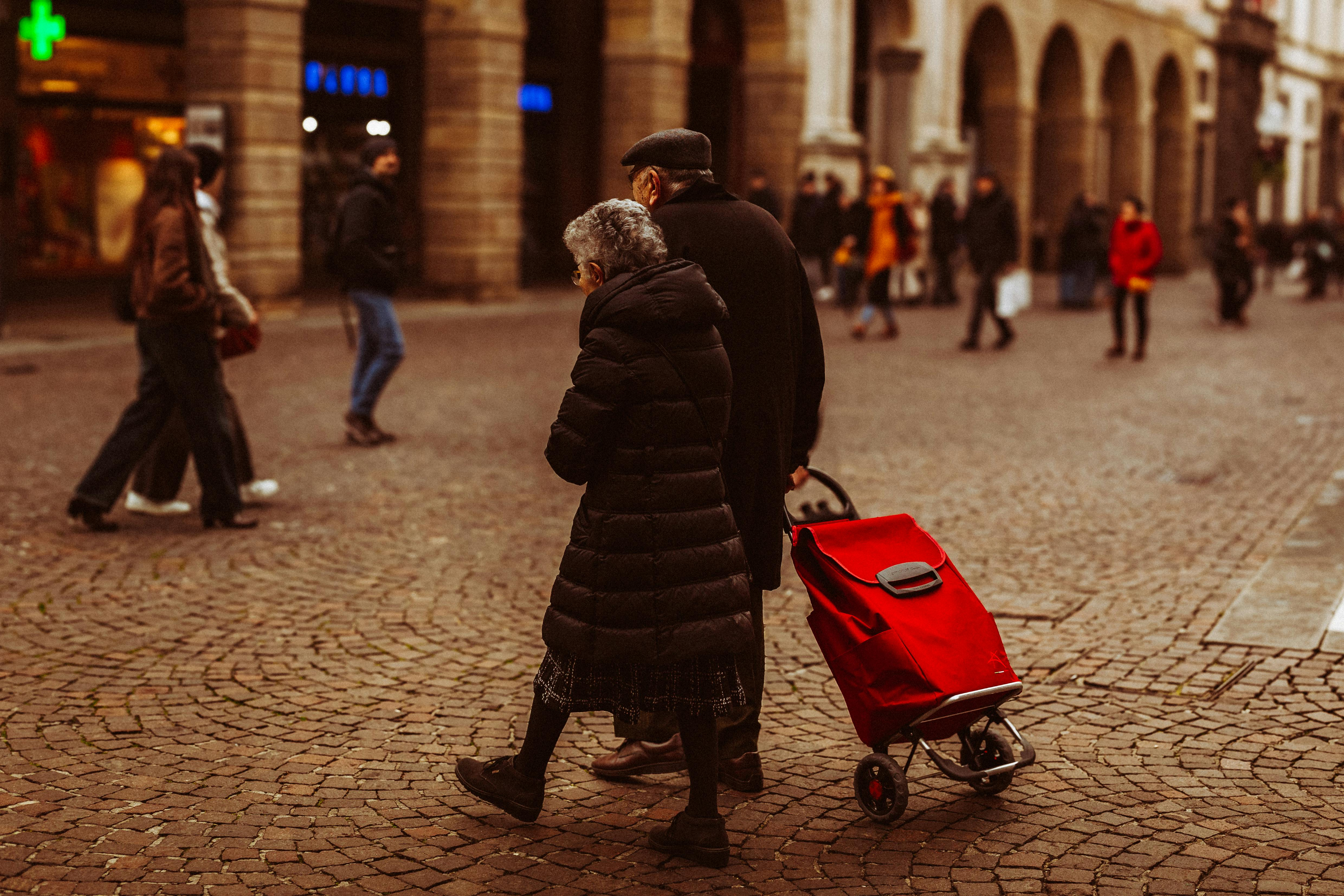 Due anziani per le strade di Padova /Gioele Gatto via Pexels
