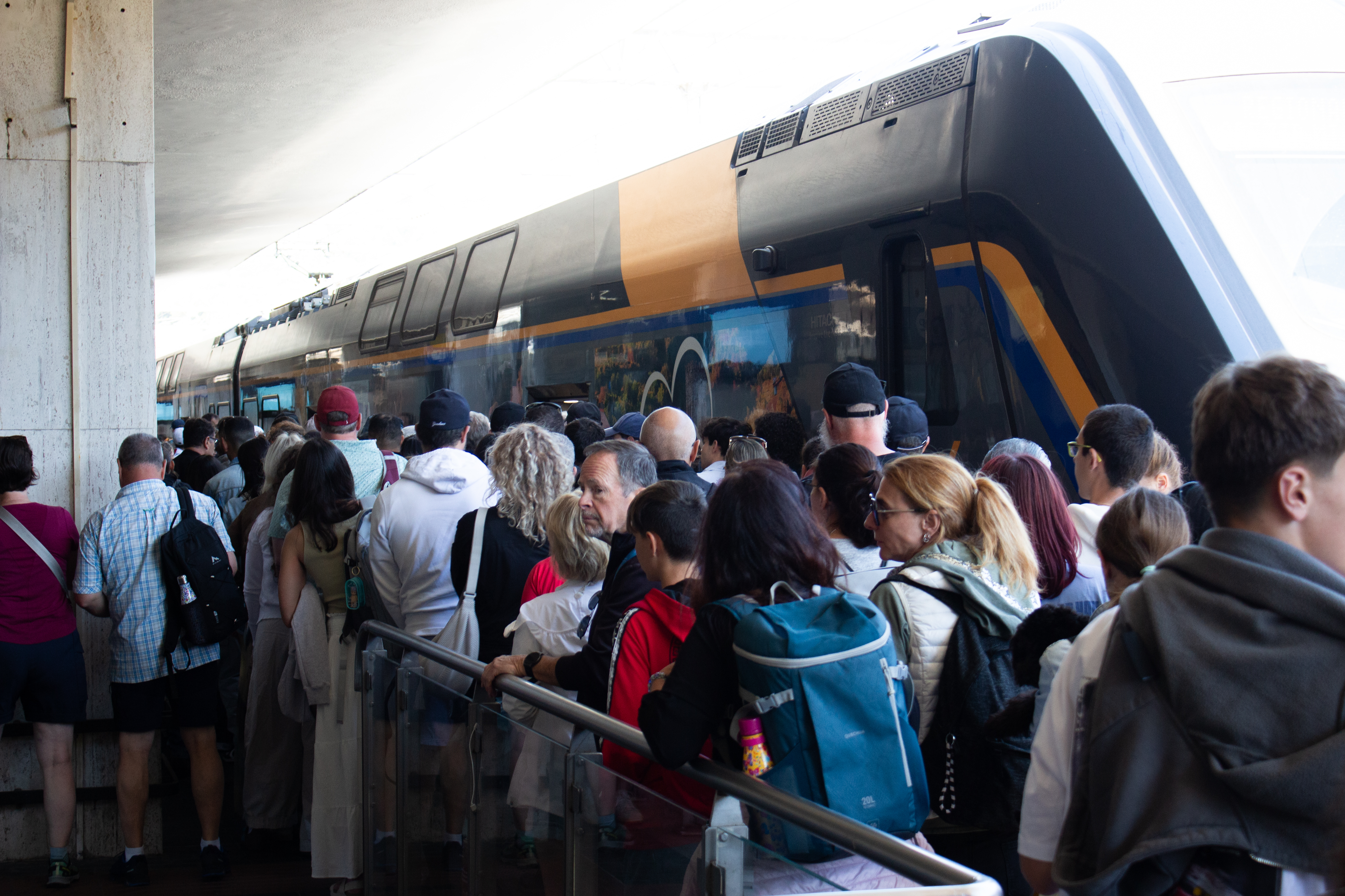 Turisti in fila per salire nel treno alla Spezia /Foto di Arianna Salvatori