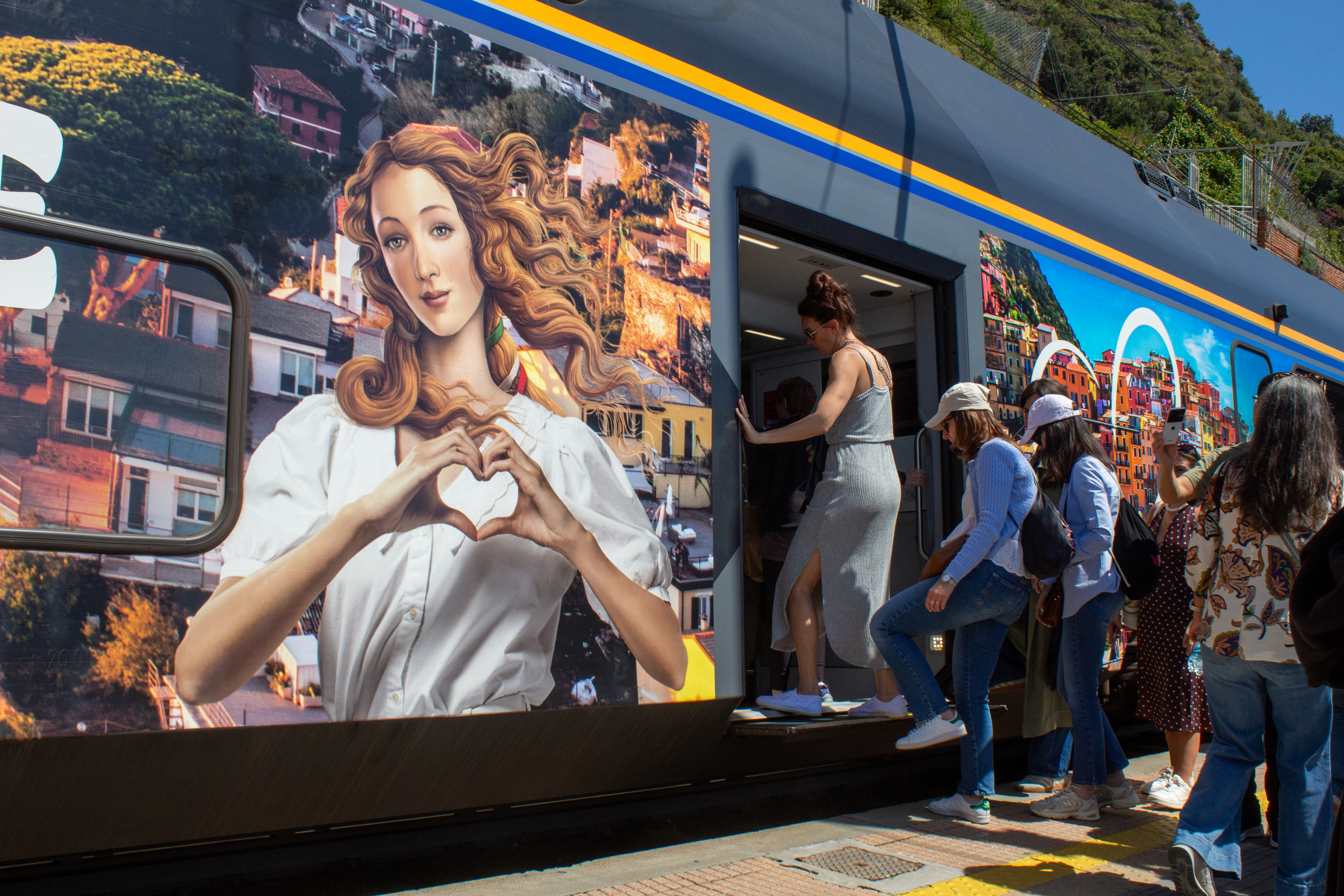 Il Cinque Terre Express con la Venere di Botticelli "influencer", simbolo della campagna ministeriale "Open to meraviglia" nata per promuovere il turismo italiano /Foto di Arianna Salvatori