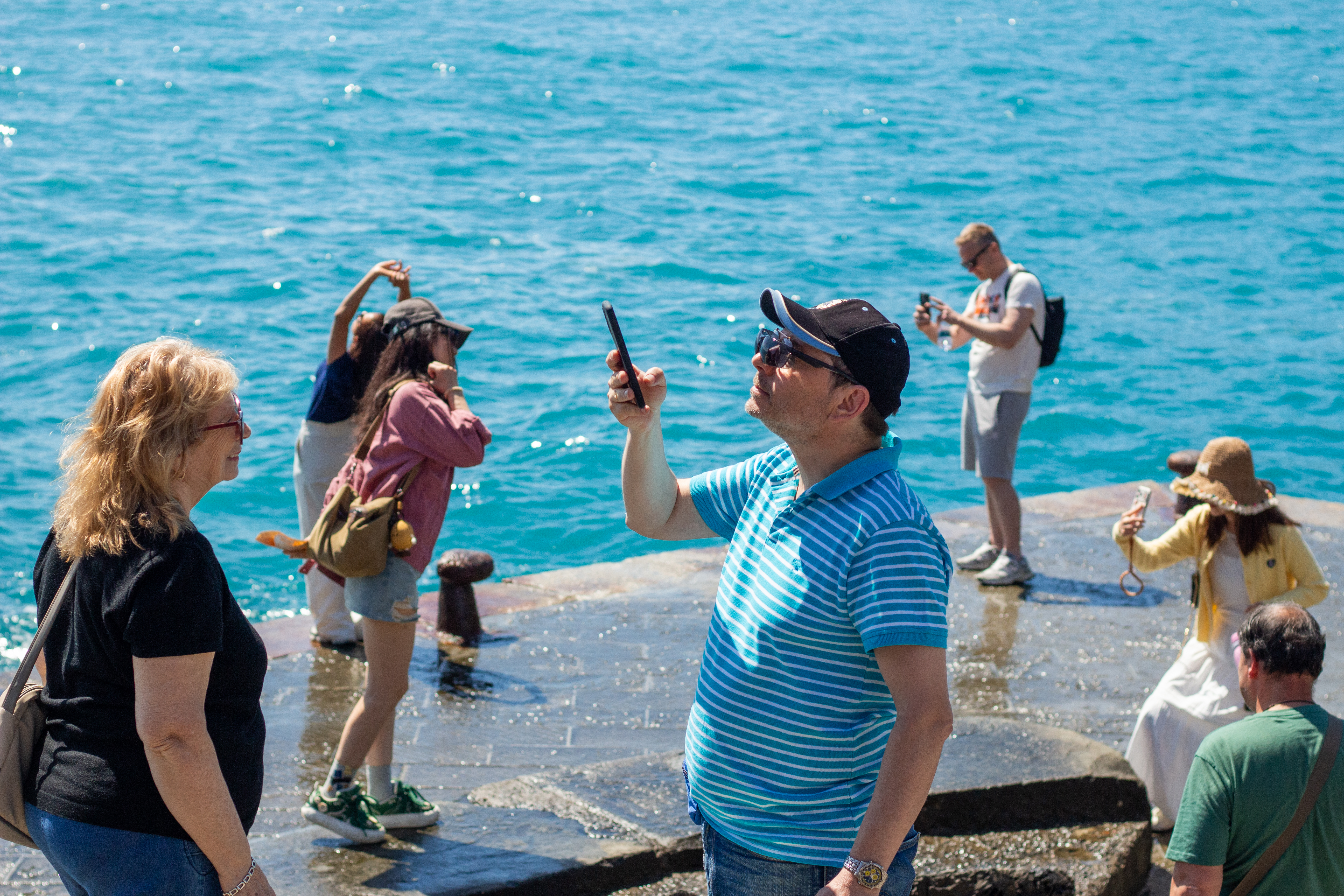 Diversi turisti si scattano foto a vicenda a Vernazza&nbsp; /Foto di Arianna Salvatori