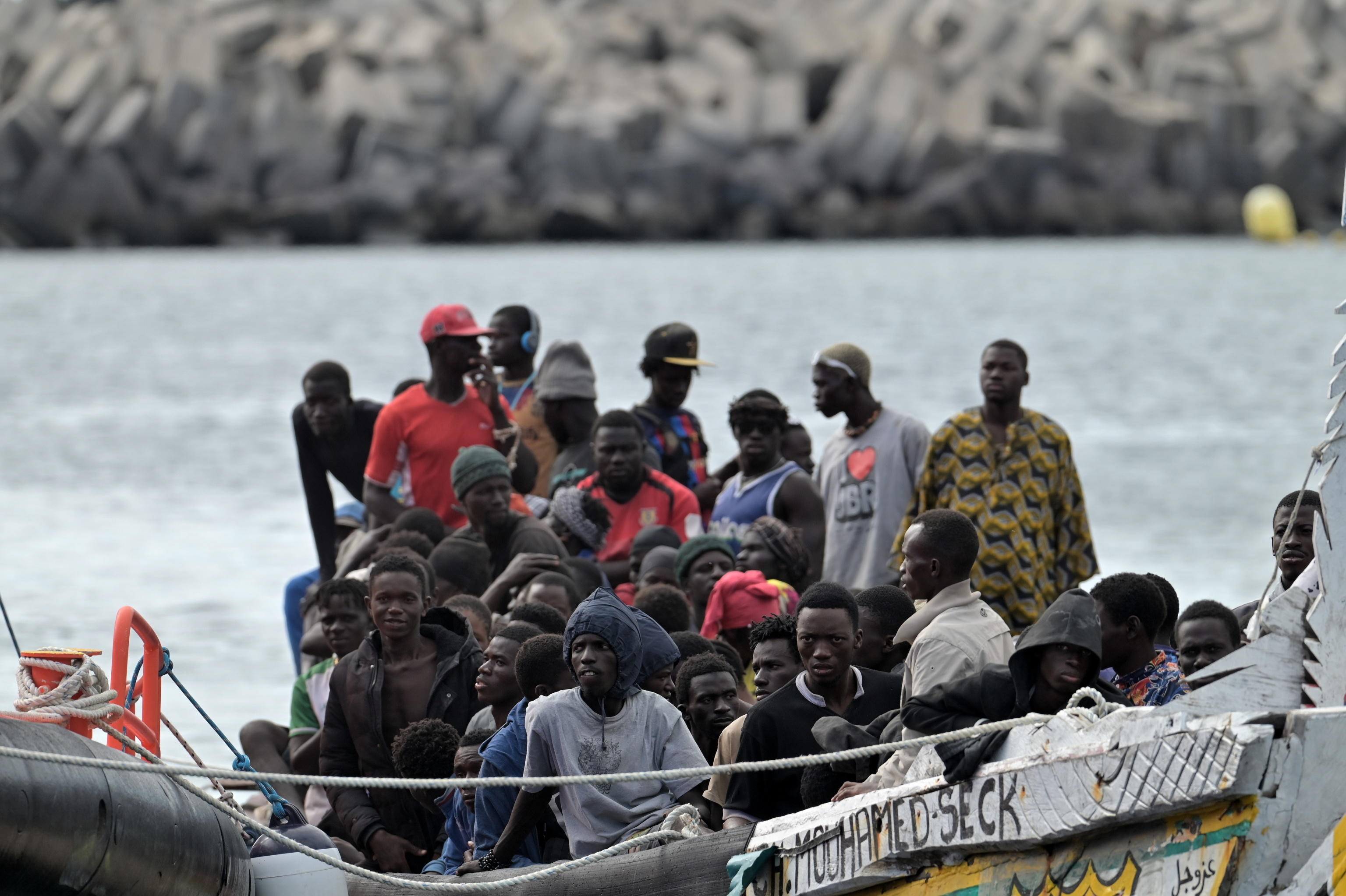 Un'imbarcazione carica di migranti arriva al porto di La Restinga, sull'isola El Hierro, alle Canarie /ANSA