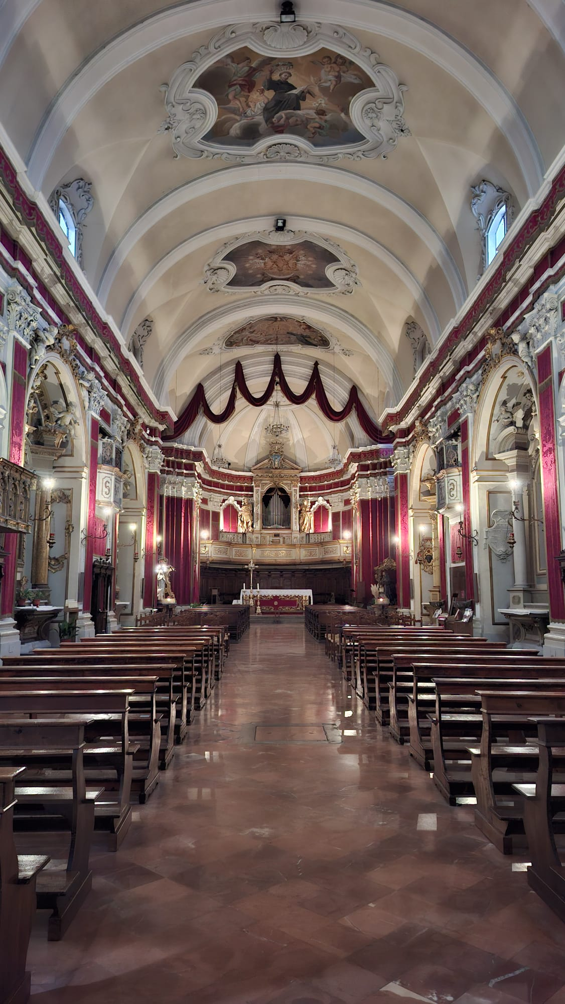 L'interno della Chiesa di San Francesco a Città di Castello / G.Matarazzo