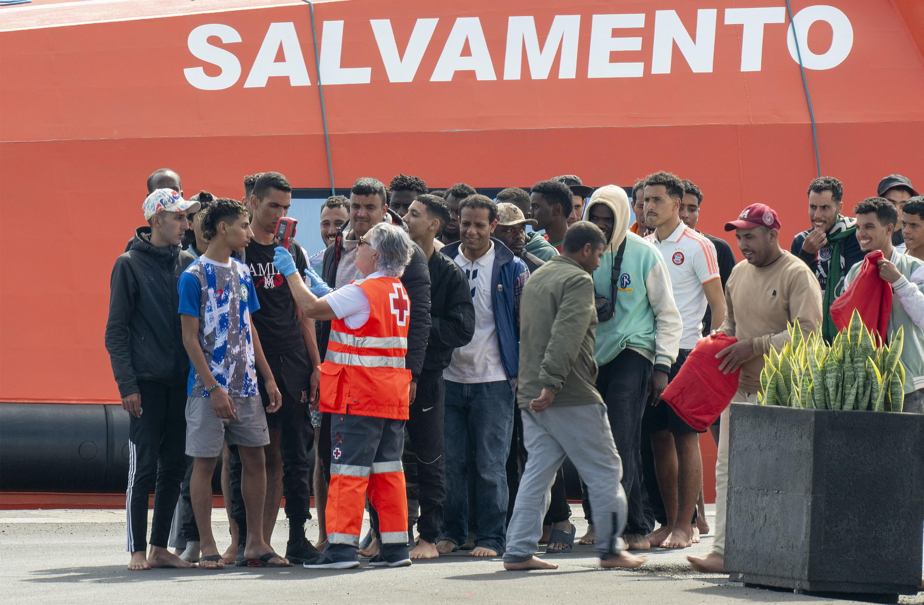 I migranti salvati nell’oceano Atlantico e soccorsi sulle isole Canarie, snodo di una delle più mortali rotte al mondo. dove farà tappa il Papa / Ansa
<div data-empty="true"><br></div>