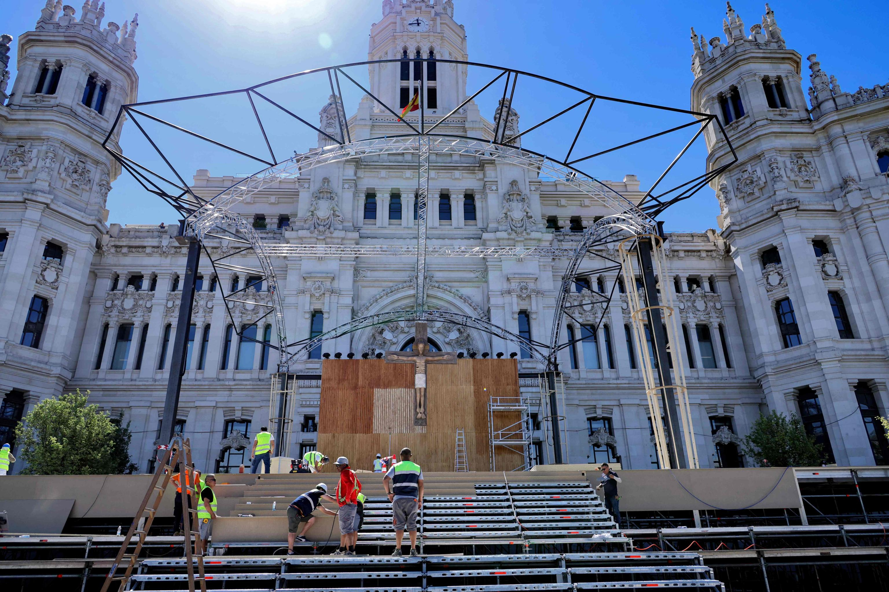 Il palco a Plaza de Cibeles a Madrid dove domenica il Papa celebrerà la Messa del Corpus Domini / ANSA