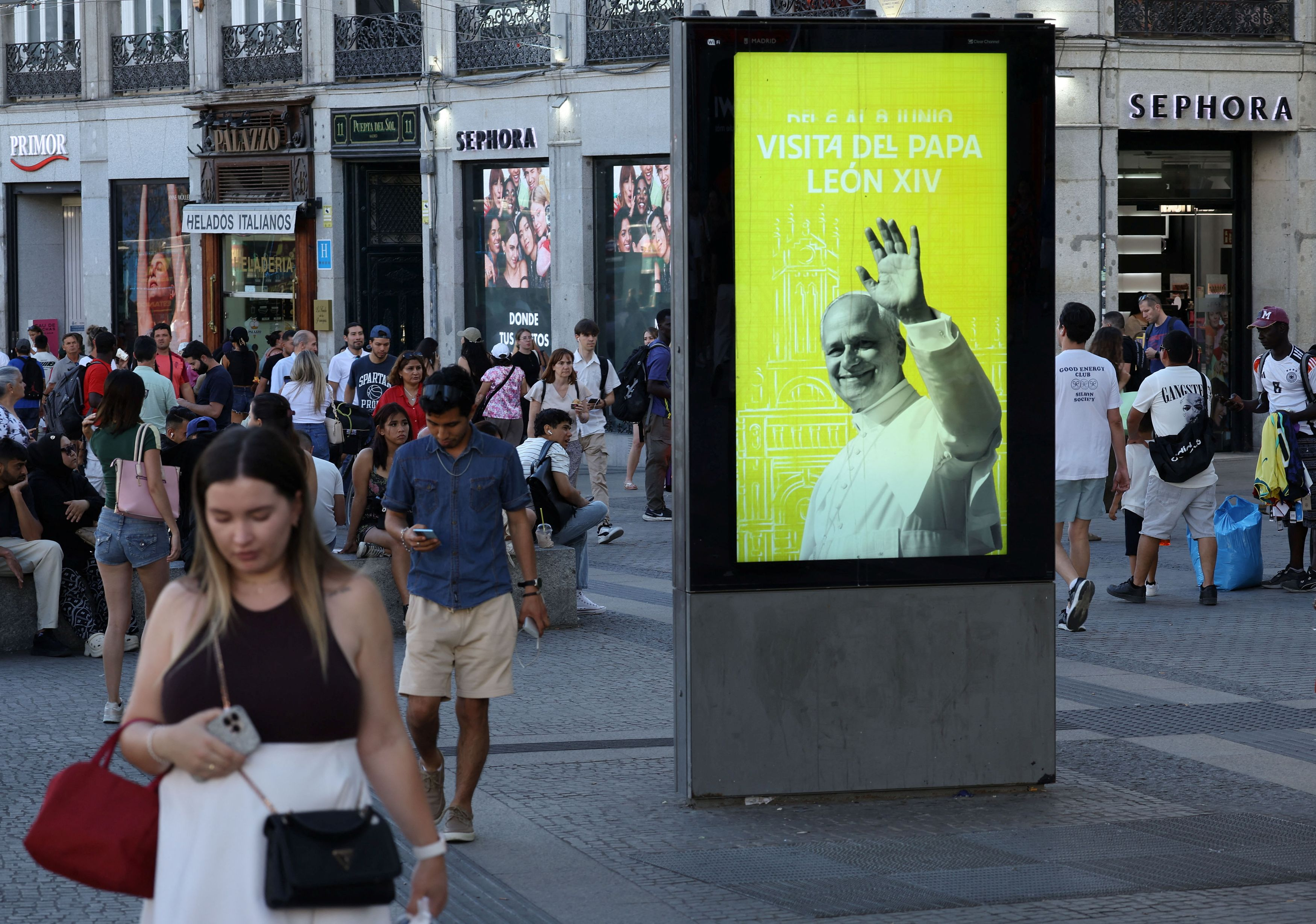 Le immagini con il volto di papa Leone XIV lungo le strade di Madrid / REUTERS