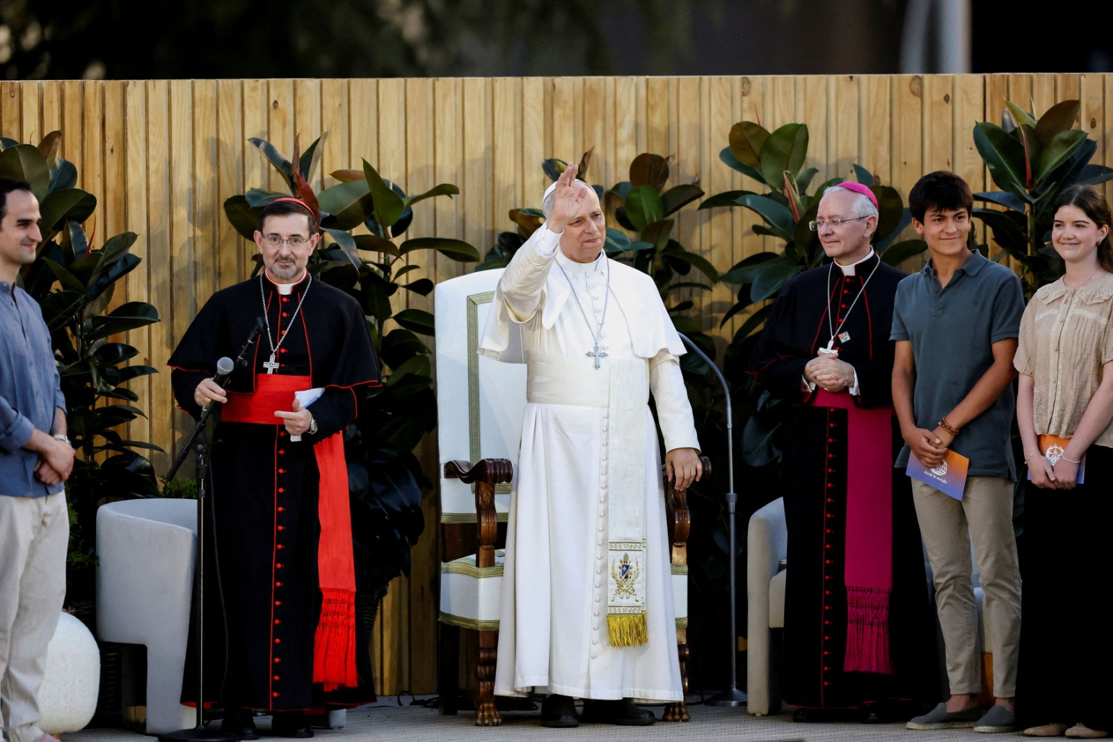 Papa Leone XIV saluta i 500mila giovani nella veglia di preghiera a Madrid